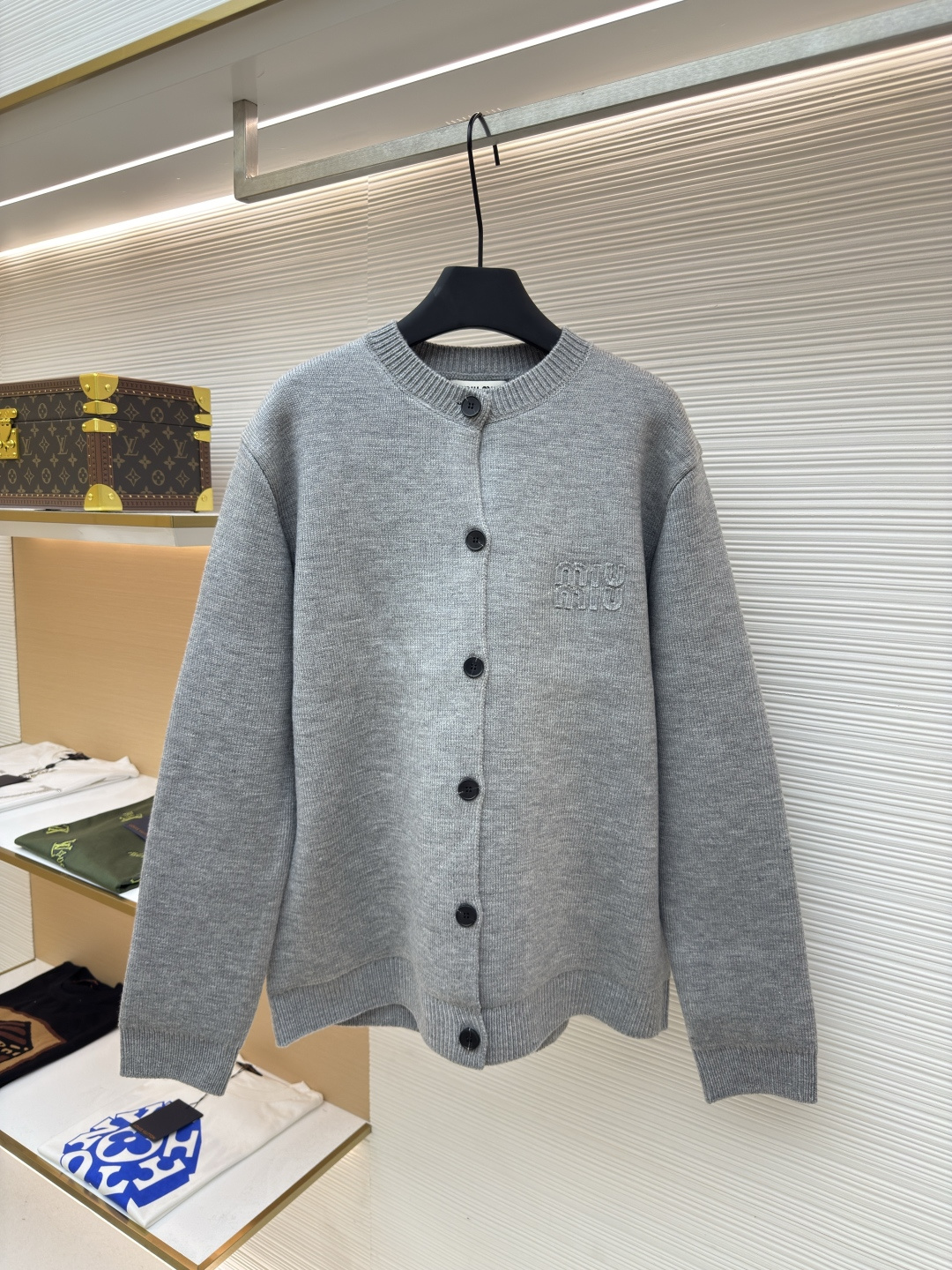 NO:638490,MIUMIU Embroidered patch sweater cardigan ●Authentic product purchased and developed for 22999 ●Item No. 1680646-B50 ●Fabric wool blended fabric ●Made with embroidered patches ●Fit-fitting version ●Weight approximately 1130 grams ●Size S-M-L-XL ●Description: Made of wool blended fabric. The fabric composition is 55 wool, 35 cotton, 20 polyester. The material is mixed and woven to make the clothes less likely to pill.  The ready-made garments are washed to fix the pattern and increase the feel. The embroidery uses yarn patching technology, the bottom is glued, and wool blended yarn is used to embroider the MiuMiu logo on the chest. The overall line routing is straight and delicate, the fabric is comfortable and soft, and the color is consistent without color difference. It can be matched with the same style to create a fashionable look and control various occasions. Customized accessories, complete three labels, the same style for men and women!  ,miumiu-clothing,miumiu,sweaters,alexander wang19860909MIUMIU 刺绣贴布毛衣开衫 ●正品22999购入开发 ●货号1680646-B50 ●面料羊毛混纺面料 ●工艺刺绣贴布制作 ●版型合身版型 ●克重约1130克 ●尺码S-M-L-XL ●描述采用羊毛混纺织品. 面料成份为55羊毛,35棉,20绵纶.材料混合定织使衣服不易起球. 成衣洗水固定版型与增加手感.刺绣采用纱线贴布工艺底部过胶后采用羊毛混纺纱织绣成胸前MiuMiu logo.整体走线平直细腻,面料舒适柔软,颜色一致无色差 能与同款搭配营造时尚造型,驾驭各种场合,定制辅料,三标齐全,男女同款！,缪缪-服装,miumiu,sweaters,alexander wang,Women's clothing