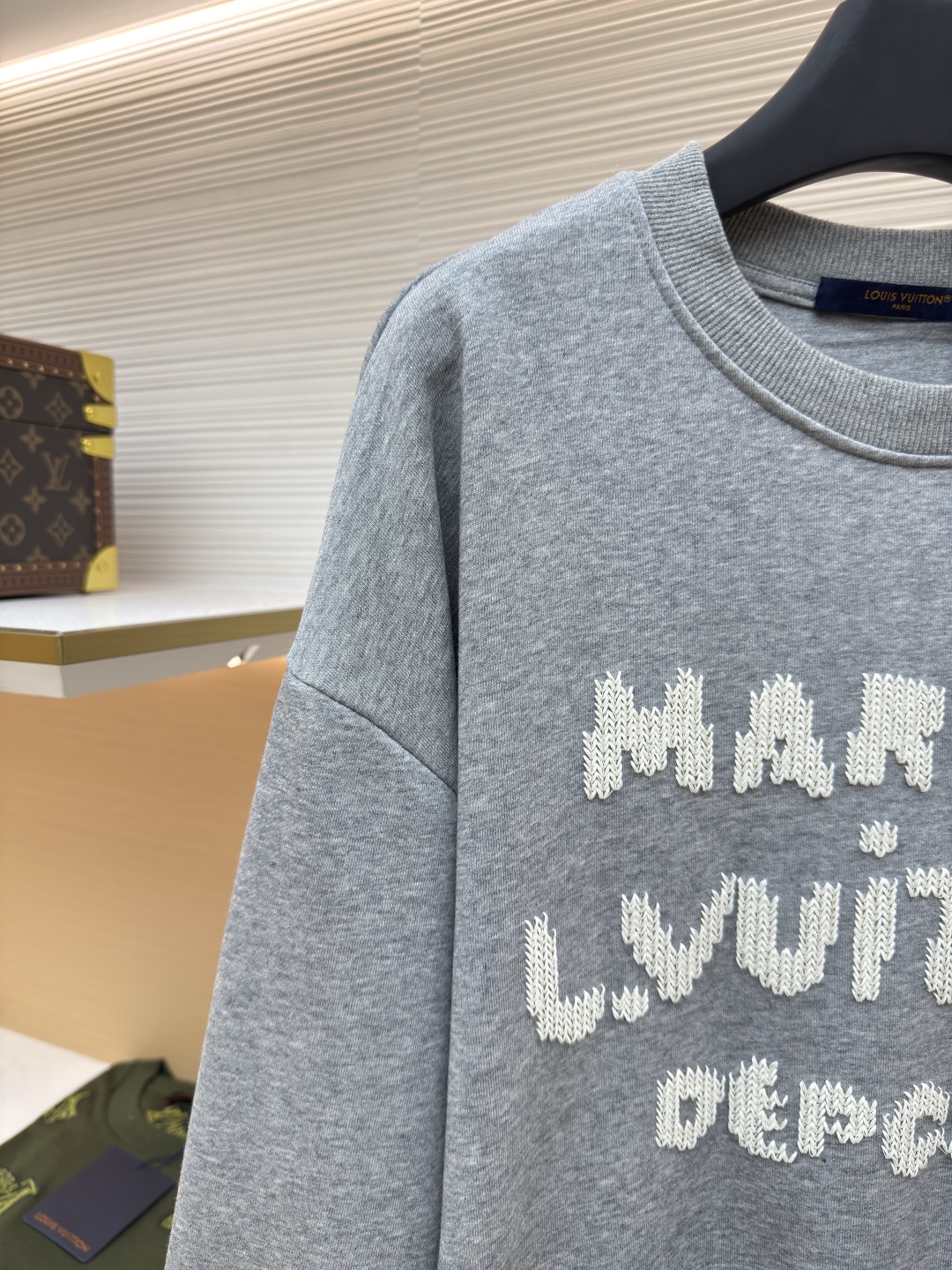 P205 LOUIS VUITTON刺绣勾花字母卫衣
●正品：11300购入开发
●货号：1680685-A75
●面料：纯棉面料
●工艺：刺绣勾花制作
●版型：合身版型
●克重：约600克
●尺码：XS-S-M-L
●描述：采用定制YB原生全棉面料，质地柔软透气，穿着舒适有型。oversized宽松版型结合圆领套头卫衣剪裁，打造经典休闲风格。面料经过特殊处理，既保持了棉质的亲肤特性，又提升了整体挺括度。前后分别采用粗线刺绣工艺呈现品牌标识。胸前以精细刺绣勾勒出标志性LV字母徽标，后部则完整绣制Marque L.Vuitton Déposée字样。刺绣线条饱满立体，通过独特的针织手法营造出逼真的手工编织视觉效果。每个刺绣细节都经过严格把控，确保针脚均匀细密，图案清晰精致。整体走线平直细腻，面料舒适柔软，颜色一致无色差 能与同款搭配营造时尚造型，驾驭各种场合，定制辅料，三标齐全，男女同款！