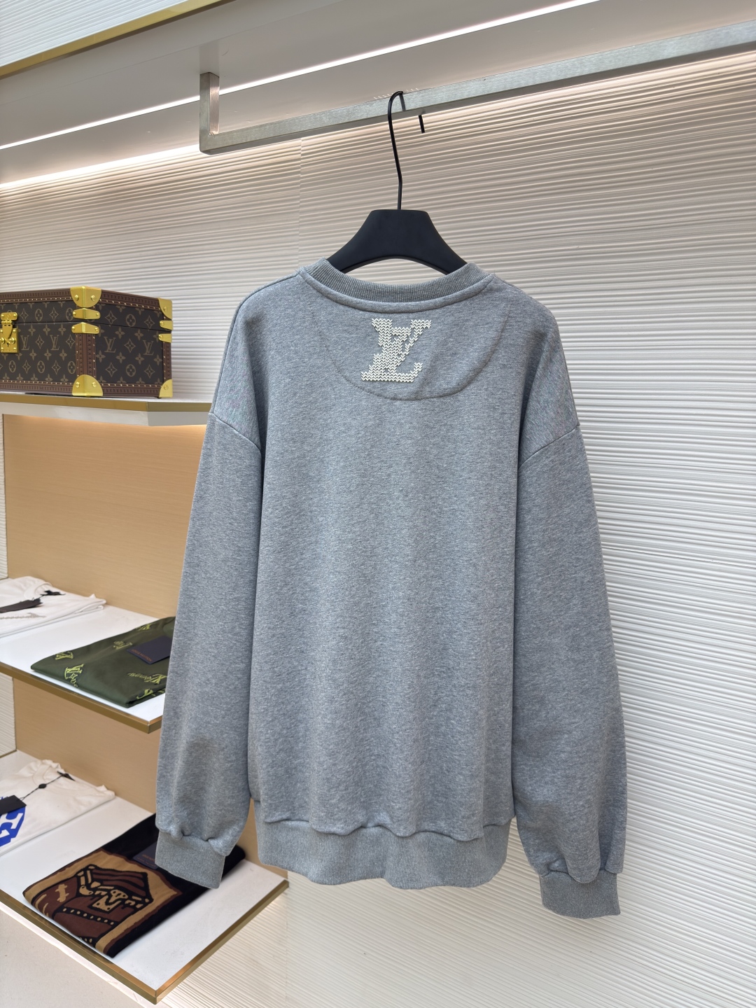 P205 LOUIS VUITTON刺绣勾花字母卫衣
●正品：11300购入开发
●货号：1680685-A75
●面料：纯棉面料
●工艺：刺绣勾花制作
●版型：合身版型
●克重：约600克
●尺码：XS-S-M-L
●描述：采用定制YB原生全棉面料，质地柔软透气，穿着舒适有型。oversized宽松版型结合圆领套头卫衣剪裁，打造经典休闲风格。面料经过特殊处理，既保持了棉质的亲肤特性，又提升了整体挺括度。前后分别采用粗线刺绣工艺呈现品牌标识。胸前以精细刺绣勾勒出标志性LV字母徽标，后部则完整绣制Marque L.Vuitton Déposée字样。刺绣线条饱满立体，通过独特的针织手法营造出逼真的手工编织视觉效果。每个刺绣细节都经过严格把控，确保针脚均匀细密，图案清晰精致。整体走线平直细腻，面料舒适柔软，颜色一致无色差 能与同款搭配营造时尚造型，驾驭各种场合，定制辅料，三标齐全，男女同款！