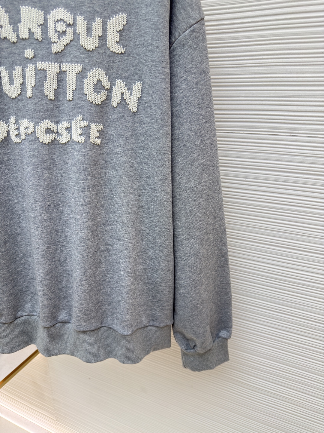 P205 LOUIS VUITTON刺绣勾花字母卫衣
●正品：11300购入开发
●货号：1680685-A75
●面料：纯棉面料
●工艺：刺绣勾花制作
●版型：合身版型
●克重：约600克
●尺码：XS-S-M-L
●描述：采用定制YB原生全棉面料，质地柔软透气，穿着舒适有型。oversized宽松版型结合圆领套头卫衣剪裁，打造经典休闲风格。面料经过特殊处理，既保持了棉质的亲肤特性，又提升了整体挺括度。前后分别采用粗线刺绣工艺呈现品牌标识。胸前以精细刺绣勾勒出标志性LV字母徽标，后部则完整绣制Marque L.Vuitton Déposée字样。刺绣线条饱满立体，通过独特的针织手法营造出逼真的手工编织视觉效果。每个刺绣细节都经过严格把控，确保针脚均匀细密，图案清晰精致。整体走线平直细腻，面料舒适柔软，颜色一致无色差 能与同款搭配营造时尚造型，驾驭各种场合，定制辅料，三标齐全，男女同款！
