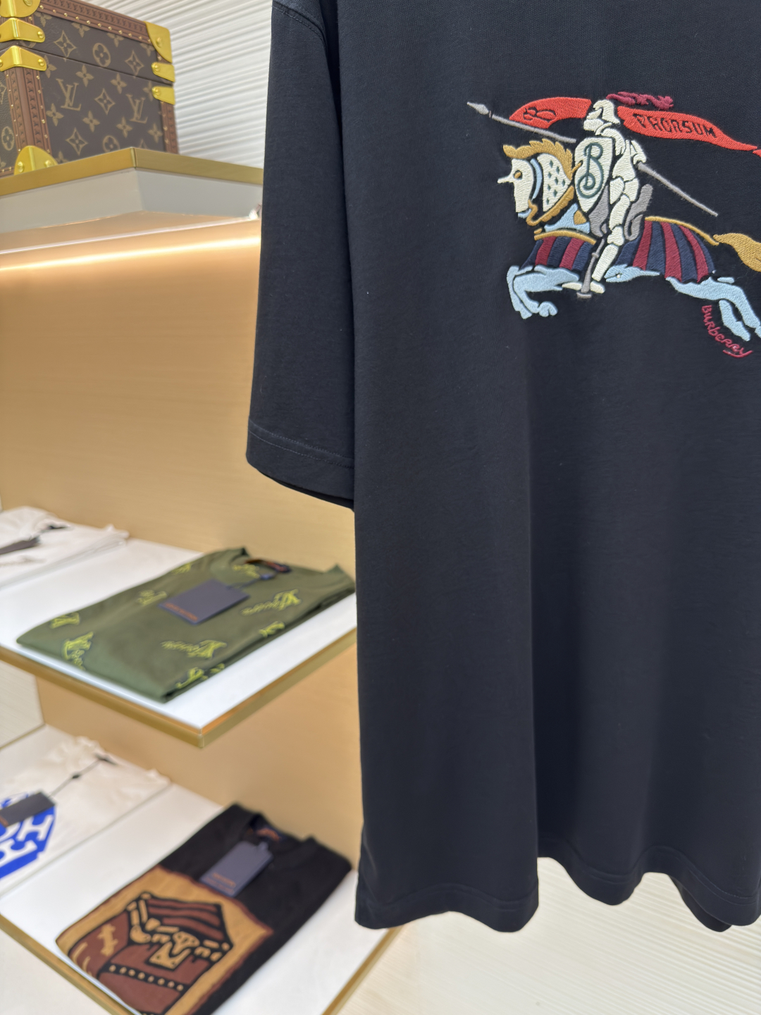P130 BURBERRY 彩色骑兵刺绣圆领短袖
●原版：2639购入开发
●货号：1680692-A05
●面料：纯棉面料
●工艺：刺绣制作
●版型：合身版型
●克重：约240克
●尺码：S-M-L-XL
●描述：采用15S精棉平纹，230g；搭配 32S双纱拉架螺纹，300g。精棉面料通常具有较好的吸湿性、透气性、耐磨性，同时也比较柔软和光滑。复古精棉面料比较厚实的棉质面料，经过精细加工和处理，具有优良的质地和性能。手感柔软舒适，穿着起来非常贴合皮肤。缤纷彩色骑兵图案以榻榻米绣制成，榻榻米编织的几何结构，刺绣针法模拟其紧密排列的矩形单元，属于计数刺绣。高精度运转的机械设备打造榻榻米绣花，采用定染丝光材质绣线，呈现出高级的光泽感，比起普通绣线更加具有柔韧度。整体平整度、细节处理、用针工整、平齐光亮、丝路清晰、边缘如同刀切一般过于齐整。整体走线平直细腻，面料舒适柔软，颜色一致无色差 能与同款搭配营造时尚造型，驾驭各种场合，定制辅料，三标齐全，男女同款！