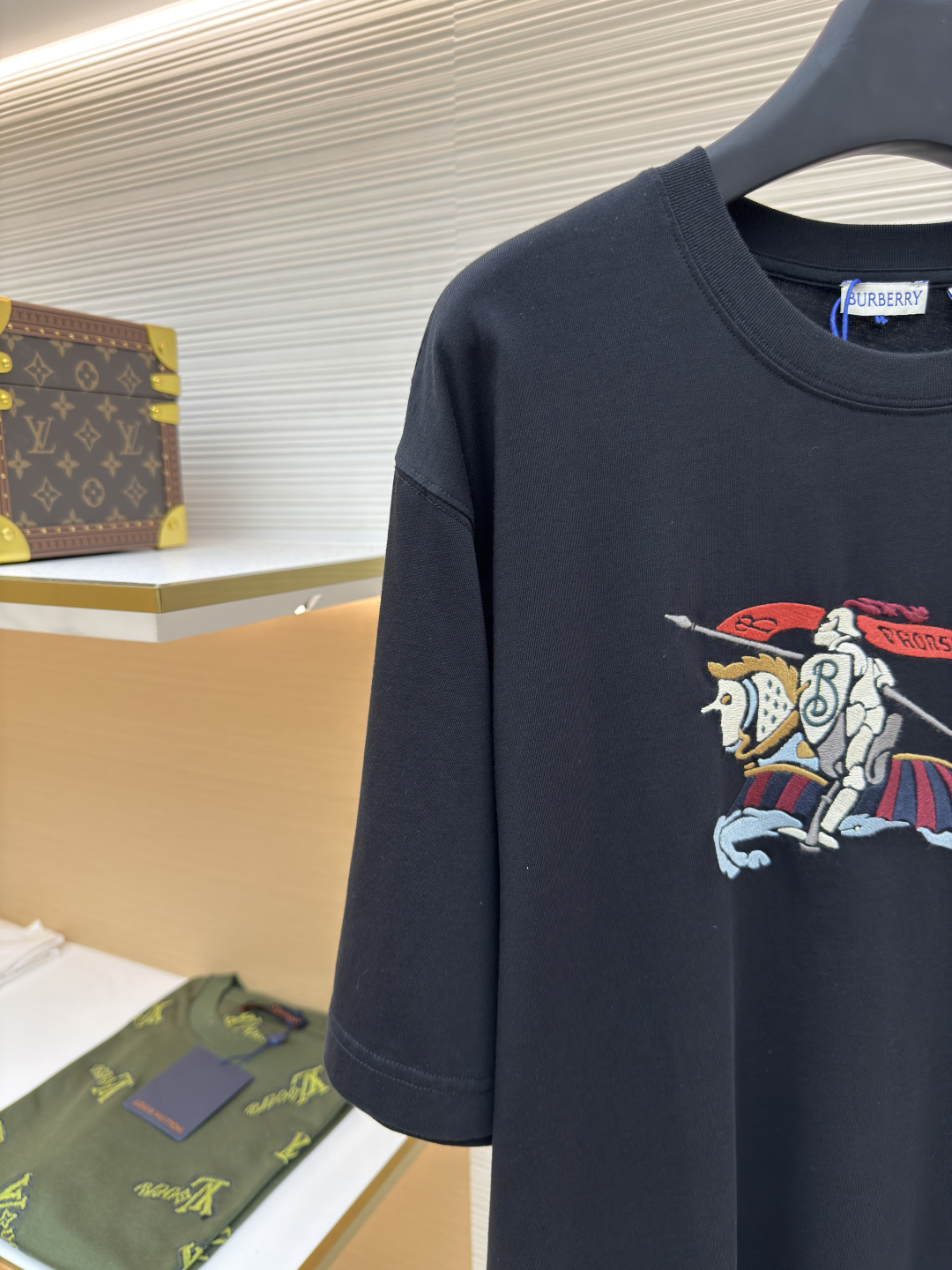 P130 BURBERRY 彩色骑兵刺绣圆领短袖
●原版：2639购入开发
●货号：1680692-A05
●面料：纯棉面料
●工艺：刺绣制作
●版型：合身版型
●克重：约240克
●尺码：S-M-L-XL
●描述：采用15S精棉平纹，230g；搭配 32S双纱拉架螺纹，300g。精棉面料通常具有较好的吸湿性、透气性、耐磨性，同时也比较柔软和光滑。复古精棉面料比较厚实的棉质面料，经过精细加工和处理，具有优良的质地和性能。手感柔软舒适，穿着起来非常贴合皮肤。缤纷彩色骑兵图案以榻榻米绣制成，榻榻米编织的几何结构，刺绣针法模拟其紧密排列的矩形单元，属于计数刺绣。高精度运转的机械设备打造榻榻米绣花，采用定染丝光材质绣线，呈现出高级的光泽感，比起普通绣线更加具有柔韧度。整体平整度、细节处理、用针工整、平齐光亮、丝路清晰、边缘如同刀切一般过于齐整。整体走线平直细腻，面料舒适柔软，颜色一致无色差 能与同款搭配营造时尚造型，驾驭各种场合，定制辅料，三标齐全，男女同款！