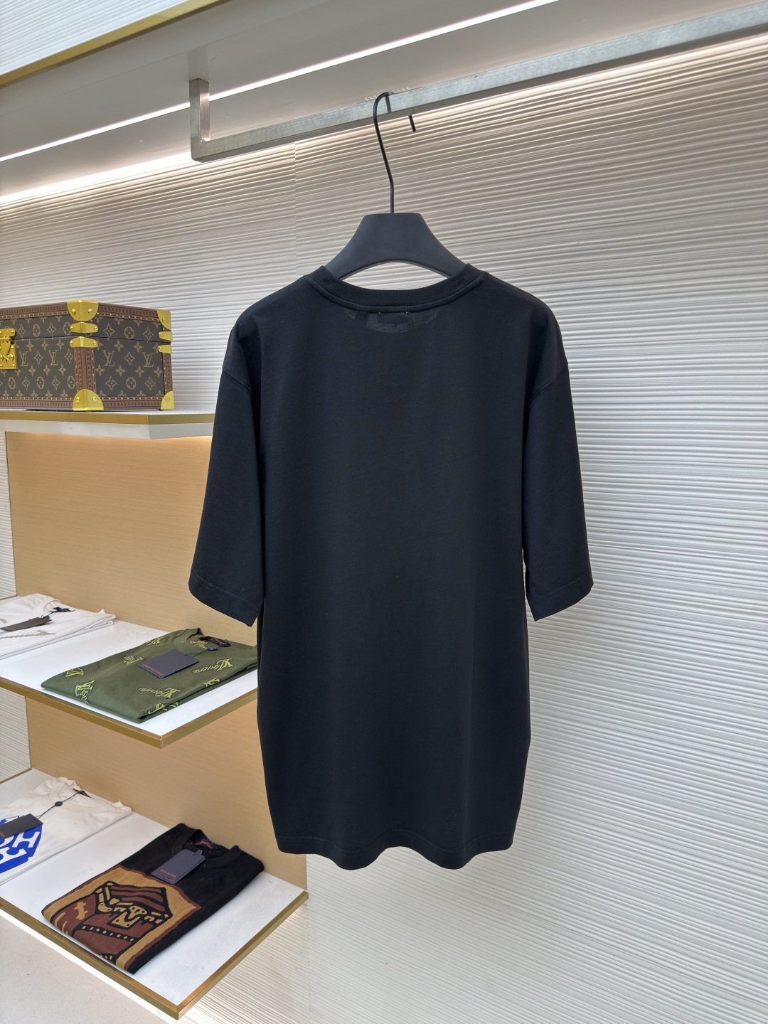 P130 BURBERRY 彩色骑兵刺绣圆领短袖
●原版：2639购入开发
●货号：1680692-A05
●面料：纯棉面料
●工艺：刺绣制作
●版型：合身版型
●克重：约240克
●尺码：S-M-L-XL
●描述：采用15S精棉平纹，230g；搭配 32S双纱拉架螺纹，300g。精棉面料通常具有较好的吸湿性、透气性、耐磨性，同时也比较柔软和光滑。复古精棉面料比较厚实的棉质面料，经过精细加工和处理，具有优良的质地和性能。手感柔软舒适，穿着起来非常贴合皮肤。缤纷彩色骑兵图案以榻榻米绣制成，榻榻米编织的几何结构，刺绣针法模拟其紧密排列的矩形单元，属于计数刺绣。高精度运转的机械设备打造榻榻米绣花，采用定染丝光材质绣线，呈现出高级的光泽感，比起普通绣线更加具有柔韧度。整体平整度、细节处理、用针工整、平齐光亮、丝路清晰、边缘如同刀切一般过于齐整。整体走线平直细腻，面料舒适柔软，颜色一致无色差 能与同款搭配营造时尚造型，驾驭各种场合，定制辅料，三标齐全，男女同款！