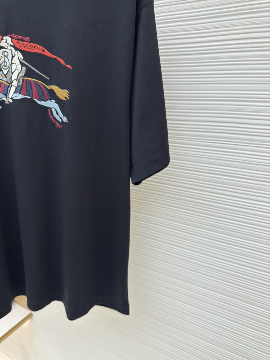 P130 BURBERRY 彩色骑兵刺绣圆领短袖
●原版：2639购入开发
●货号：1680692-A05
●面料：纯棉面料
●工艺：刺绣制作
●版型：合身版型
●克重：约240克
●尺码：S-M-L-XL
●描述：采用15S精棉平纹，230g；搭配 32S双纱拉架螺纹，300g。精棉面料通常具有较好的吸湿性、透气性、耐磨性，同时也比较柔软和光滑。复古精棉面料比较厚实的棉质面料，经过精细加工和处理，具有优良的质地和性能。手感柔软舒适，穿着起来非常贴合皮肤。缤纷彩色骑兵图案以榻榻米绣制成，榻榻米编织的几何结构，刺绣针法模拟其紧密排列的矩形单元，属于计数刺绣。高精度运转的机械设备打造榻榻米绣花，采用定染丝光材质绣线，呈现出高级的光泽感，比起普通绣线更加具有柔韧度。整体平整度、细节处理、用针工整、平齐光亮、丝路清晰、边缘如同刀切一般过于齐整。整体走线平直细腻，面料舒适柔软，颜色一致无色差 能与同款搭配营造时尚造型，驾驭各种场合，定制辅料，三标齐全，男女同款！