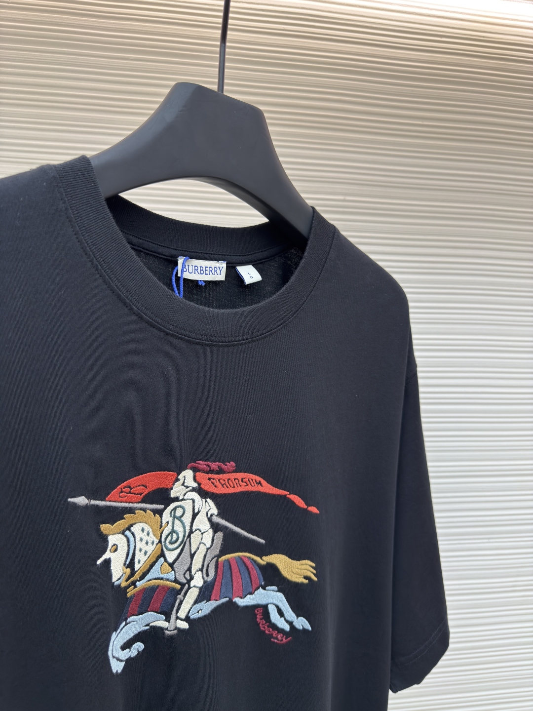 P130 BURBERRY 彩色骑兵刺绣圆领短袖
●原版：2639购入开发
●货号：1680692-A05
●面料：纯棉面料
●工艺：刺绣制作
●版型：合身版型
●克重：约240克
●尺码：S-M-L-XL
●描述：采用15S精棉平纹，230g；搭配 32S双纱拉架螺纹，300g。精棉面料通常具有较好的吸湿性、透气性、耐磨性，同时也比较柔软和光滑。复古精棉面料比较厚实的棉质面料，经过精细加工和处理，具有优良的质地和性能。手感柔软舒适，穿着起来非常贴合皮肤。缤纷彩色骑兵图案以榻榻米绣制成，榻榻米编织的几何结构，刺绣针法模拟其紧密排列的矩形单元，属于计数刺绣。高精度运转的机械设备打造榻榻米绣花，采用定染丝光材质绣线，呈现出高级的光泽感，比起普通绣线更加具有柔韧度。整体平整度、细节处理、用针工整、平齐光亮、丝路清晰、边缘如同刀切一般过于齐整。整体走线平直细腻，面料舒适柔软，颜色一致无色差 能与同款搭配营造时尚造型，驾驭各种场合，定制辅料，三标齐全，男女同款！