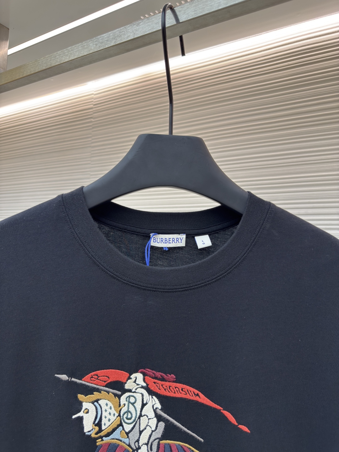 P130 BURBERRY 彩色骑兵刺绣圆领短袖
●原版：2639购入开发
●货号：1680692-A05
●面料：纯棉面料
●工艺：刺绣制作
●版型：合身版型
●克重：约240克
●尺码：S-M-L-XL
●描述：采用15S精棉平纹，230g；搭配 32S双纱拉架螺纹，300g。精棉面料通常具有较好的吸湿性、透气性、耐磨性，同时也比较柔软和光滑。复古精棉面料比较厚实的棉质面料，经过精细加工和处理，具有优良的质地和性能。手感柔软舒适，穿着起来非常贴合皮肤。缤纷彩色骑兵图案以榻榻米绣制成，榻榻米编织的几何结构，刺绣针法模拟其紧密排列的矩形单元，属于计数刺绣。高精度运转的机械设备打造榻榻米绣花，采用定染丝光材质绣线，呈现出高级的光泽感，比起普通绣线更加具有柔韧度。整体平整度、细节处理、用针工整、平齐光亮、丝路清晰、边缘如同刀切一般过于齐整。整体走线平直细腻，面料舒适柔软，颜色一致无色差 能与同款搭配营造时尚造型，驾驭各种场合，定制辅料，三标齐全，男女同款！
