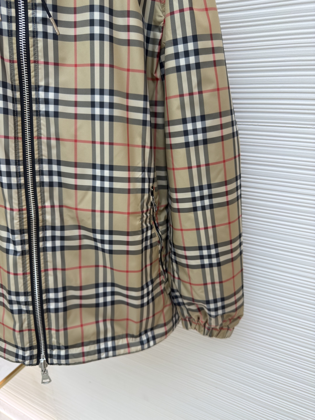 P305 Burberry格纹双面夹克
●原版：5399购入开发
●货号：1680695-B70
●面料：格子面料
●工艺：定位裁床制作
●版型：合身版型
●克重：约665克
●尺码：XS-S-M-L-XL-XXL
●描述：定织定染卡其色格子面料 格子大小和zp一致，区别 市面现成面料格子大1cm的一眼假差距，前幅、后背、帽子定位，100%还原所有对位问题，件裁、修片花费巨大人工时间成本，整件衣服除去内外两层面料，中间还有一层面料 ，一共有三层面料，面料消耗巨大！抽绳，胶章，拉链等所有五金辅料全部开模定制 出入专柜无压力 随意对比 最大码 穿到230斤.整体走线平直细腻，面料舒适柔软，颜色一致无色差 能与同款搭配营造时尚造型，驾驭各种场合，定制辅料，三标齐全，男女同款！