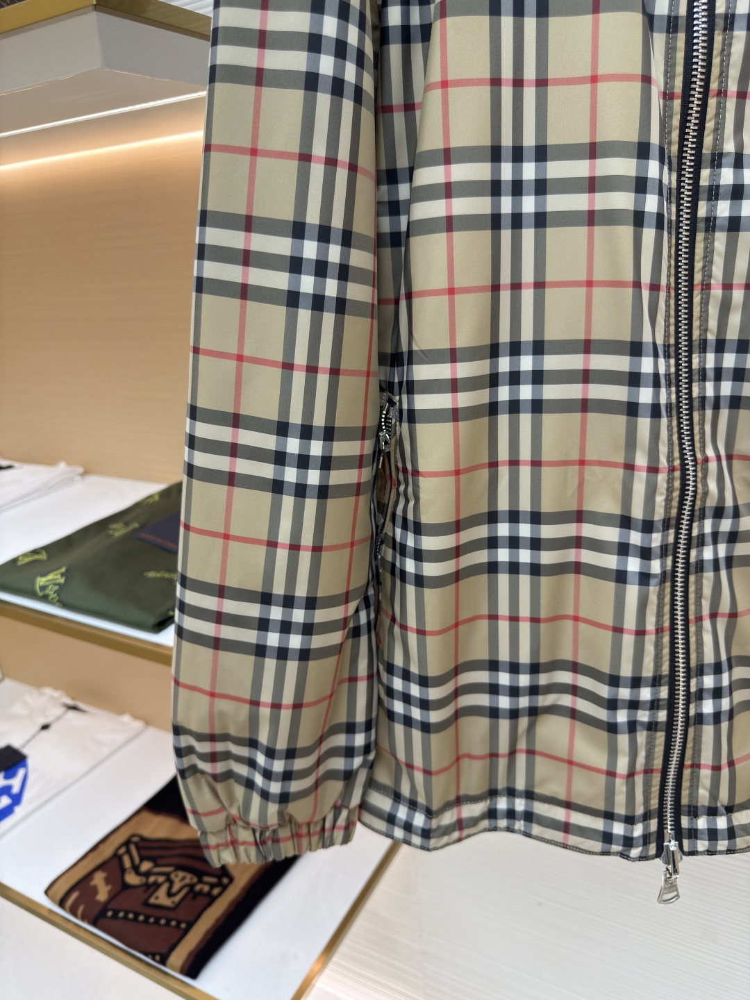 P305 Burberry格纹双面夹克
●原版：5399购入开发
●货号：1680695-B70
●面料：格子面料
●工艺：定位裁床制作
●版型：合身版型
●克重：约665克
●尺码：XS-S-M-L-XL-XXL
●描述：定织定染卡其色格子面料 格子大小和zp一致，区别 市面现成面料格子大1cm的一眼假差距，前幅、后背、帽子定位，100%还原所有对位问题，件裁、修片花费巨大人工时间成本，整件衣服除去内外两层面料，中间还有一层面料 ，一共有三层面料，面料消耗巨大！抽绳，胶章，拉链等所有五金辅料全部开模定制 出入专柜无压力 随意对比 最大码 穿到230斤.整体走线平直细腻，面料舒适柔软，颜色一致无色差 能与同款搭配营造时尚造型，驾驭各种场合，定制辅料，三标齐全，男女同款！