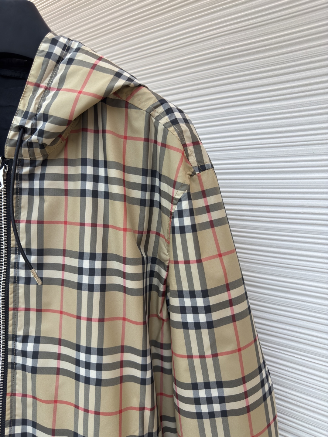 P305 Burberry格纹双面夹克
●原版：5399购入开发
●货号：1680695-B70
●面料：格子面料
●工艺：定位裁床制作
●版型：合身版型
●克重：约665克
●尺码：XS-S-M-L-XL-XXL
●描述：定织定染卡其色格子面料 格子大小和zp一致，区别 市面现成面料格子大1cm的一眼假差距，前幅、后背、帽子定位，100%还原所有对位问题，件裁、修片花费巨大人工时间成本，整件衣服除去内外两层面料，中间还有一层面料 ，一共有三层面料，面料消耗巨大！抽绳，胶章，拉链等所有五金辅料全部开模定制 出入专柜无压力 随意对比 最大码 穿到230斤.整体走线平直细腻，面料舒适柔软，颜色一致无色差 能与同款搭配营造时尚造型，驾驭各种场合，定制辅料，三标齐全，男女同款！