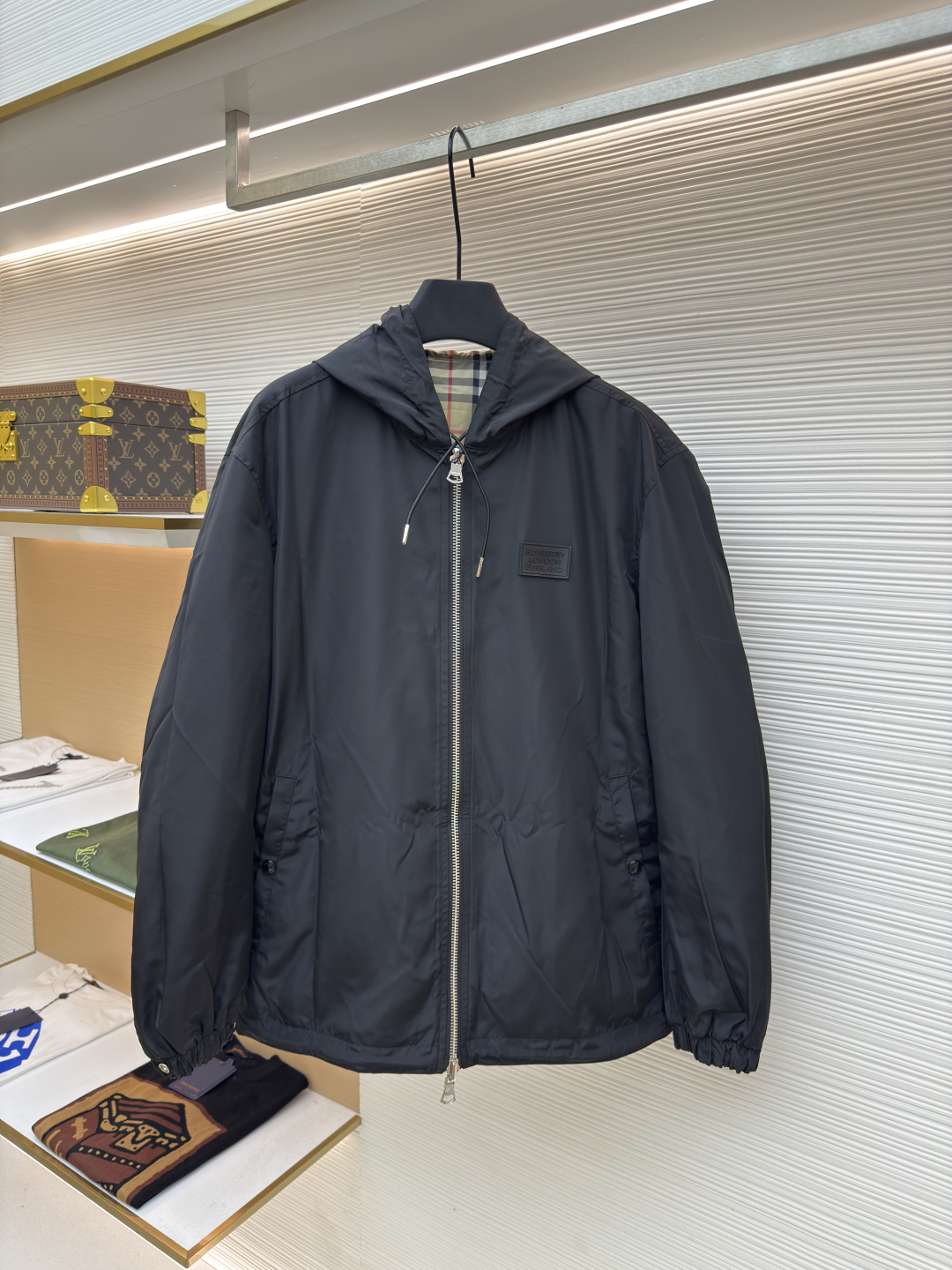 P305 Burberry格纹双面夹克
●原版：5399购入开发
●货号：1680695-B70
●面料：格子面料
●工艺：定位裁床制作
●版型：合身版型
●克重：约665克
●尺码：XS-S-M-L-XL-XXL
●描述：定织定染卡其色格子面料 格子大小和zp一致，区别 市面现成面料格子大1cm的一眼假差距，前幅、后背、帽子定位，100%还原所有对位问题，件裁、修片花费巨大人工时间成本，整件衣服除去内外两层面料，中间还有一层面料 ，一共有三层面料，面料消耗巨大！抽绳，胶章，拉链等所有五金辅料全部开模定制 出入专柜无压力 随意对比 最大码 穿到230斤.整体走线平直细腻，面料舒适柔软，颜色一致无色差 能与同款搭配营造时尚造型，驾驭各种场合，定制辅料，三标齐全，男女同款！