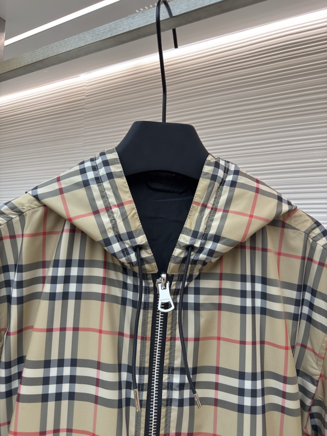 P305 Burberry格纹双面夹克
●原版：5399购入开发
●货号：1680695-B70
●面料：格子面料
●工艺：定位裁床制作
●版型：合身版型
●克重：约665克
●尺码：XS-S-M-L-XL-XXL
●描述：定织定染卡其色格子面料 格子大小和zp一致，区别 市面现成面料格子大1cm的一眼假差距，前幅、后背、帽子定位，100%还原所有对位问题，件裁、修片花费巨大人工时间成本，整件衣服除去内外两层面料，中间还有一层面料 ，一共有三层面料，面料消耗巨大！抽绳，胶章，拉链等所有五金辅料全部开模定制 出入专柜无压力 随意对比 最大码 穿到230斤.整体走线平直细腻，面料舒适柔软，颜色一致无色差 能与同款搭配营造时尚造型，驾驭各种场合，定制辅料，三标齐全，男女同款！