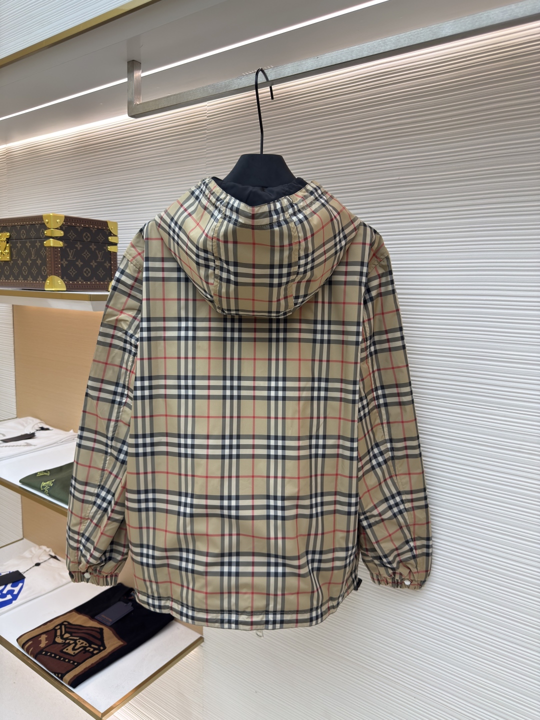 P305 Burberry格纹双面夹克
●原版：5399购入开发
●货号：1680695-B70
●面料：格子面料
●工艺：定位裁床制作
●版型：合身版型
●克重：约665克
●尺码：XS-S-M-L-XL-XXL
●描述：定织定染卡其色格子面料 格子大小和zp一致，区别 市面现成面料格子大1cm的一眼假差距，前幅、后背、帽子定位，100%还原所有对位问题，件裁、修片花费巨大人工时间成本，整件衣服除去内外两层面料，中间还有一层面料 ，一共有三层面料，面料消耗巨大！抽绳，胶章，拉链等所有五金辅料全部开模定制 出入专柜无压力 随意对比 最大码 穿到230斤.整体走线平直细腻，面料舒适柔软，颜色一致无色差 能与同款搭配营造时尚造型，驾驭各种场合，定制辅料，三标齐全，男女同款！
