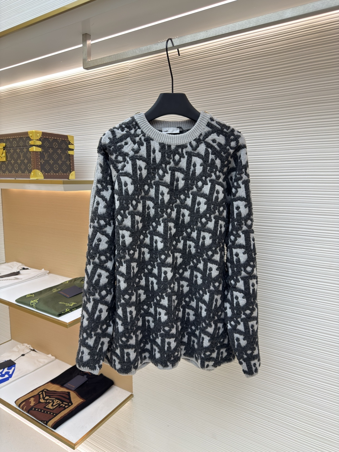 NO:637531,Dior Oblique jacquard sweater jacket ●Original purchase and development ●Material cotton mutton blended fabric ●Technical jacquard production ●Fit-fitting version ●Weight approximately 1005 grams ●Size S-M-L-XL ●Description Custom-woven cotton mutton blend Excellent texture Comfortable and close to the skin With the intertwined color charm of rice and coffee as the core Like a delicate impressionist painting Encounter the Dior Oblique pattern covering the body Delicate interweaving  A dazzling array of products, derived from the profound cultural heritage of the Dior brand. The two-way zipper opening and closing interprets the smart style, weaves the poetry and warmth of autumn and winter, and accompanies you to encounter every elegance. It is made of jacquard tissue imported from Germany. The arrangement and interweaving of yarns are precisely controlled. The arrangement and interweaving of yarns are carefully controlled on the loom. Dior Oblique jacquard art pattern inlay makes the fabric more vivid and three-dimensional. The overall routing is straight and delicate, the fabric is comfortable and soft, and the color is consistent without color difference.  It can be matched with the same style to create a fashionable look, and can be used in various occasions. Customized accessories, complete with three standards, same style for men and women!  ,Dior-clothing,dior,dior,jackets & coats,sweaters,alexander wang19860909Dior Oblique提花毛衣外套 ●原版0购入开发 ●面料棉羊脂絮语混纺面料 ●工艺提花制作 ●版型合身版型 ●克重约1005克 ●尺码S-M-L-XL ●描述定织棉羊脂絮语混纺 质感卓越 舒适贴肤 以米咖交织的色韵为核心 似一幅细腻的印象派画作 邂逅铺满衣身的Dior Oblique图案 细腻交织 琳琅满目 源自Dior品牌深厚的文化底蕴 双向拉链开合演绎灵动风姿 织就秋冬的诗意与温暖 伴你邂逅每一份优雅 ,德国进口机提花组织而成 精确地控制纱线的排列和交织方式 在织机上精心交织 Dior Oblique 提花艺术图案镶饰 织物更加生动立体.整体走线平直细腻,面料舒适柔软,颜色一致无色差 能与同款搭配营造时尚造型,驾驭各种场合,定制辅料,三标齐全,男女同款！,迪奥-服装,dior,dior,jackets & coats,sweaters,alexander wang,Women's clothing