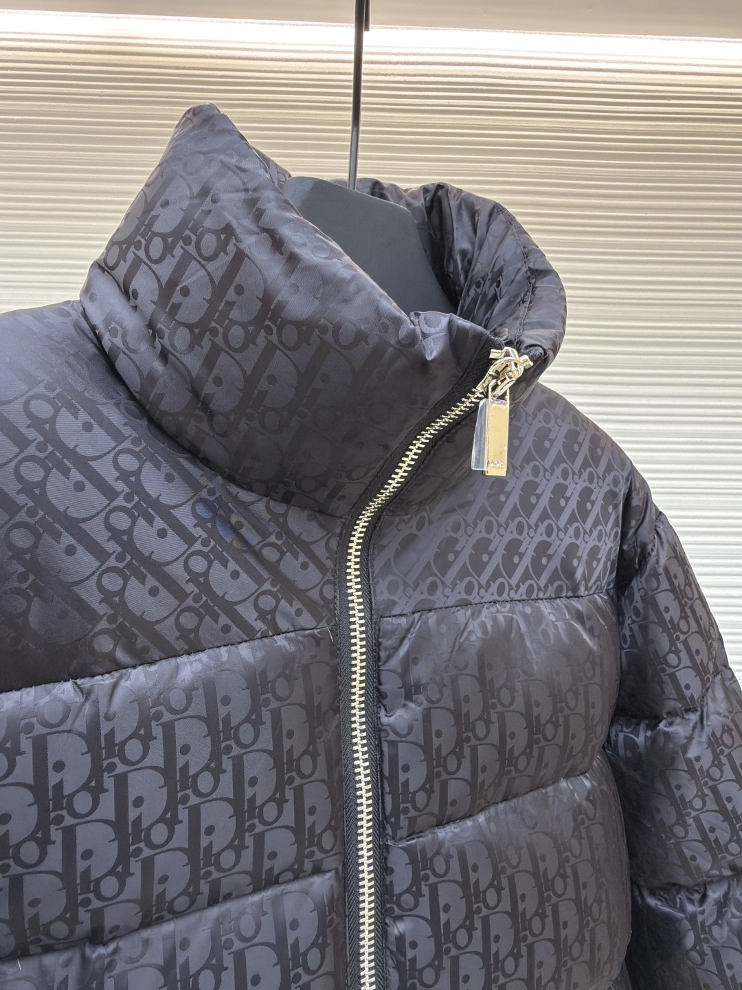 P385 Dior oblique暗纹老花立领羽绒服
●原版:18999购入开发
●货号:1680768-C45
●面料:羽绒面料
●工艺:全幅提花制作
●版型:合身版型
●克重:约980克
●尺码:46-48-50-52-54-56
●描述:这是一款超复杂工艺的羽绒,定制面料周期长达50天之久,在原有的面料基础上,激光提花,使整件凹凸有致,立体感更强,3D效果更加明显
✨此款面料手感俱佳,上的暗纹老花非常低调 面料呈现出暗纹光泽感,而且有极高的防水特性!实物质感更加完美, 定织高密度缎面尼龙材质 暗纹提花织法,简洁清爽,蓬感厚实,超强三防面料,防水防 污防尘!
✨ 满幅提花LOGO 超高级的奢华档次与逼格
上身的帅气程度与吸睛指数绝对的NO.1
全定织提花LOGO科技面料,高密度的聚酯纤维
隔热轻薄型的新型面料,有着轻润的质感与细腻柔软的保暖性及透气性,特别是LOGO提花在不同的光线下产生明暗不同的光线交织!整体走线平直细腻,面料舒适柔软,颜色一致无色差 能与同款搭配营造时尚造型,驾驭各种场合,定制辅料,三标齐全,男女同款!