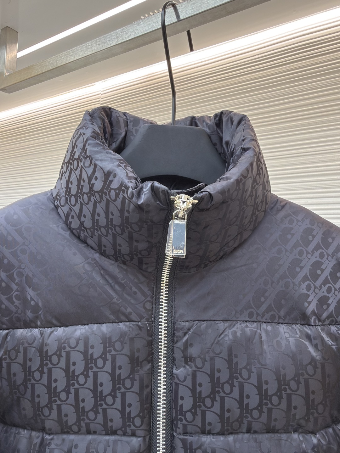P385 Dior oblique暗纹老花立领羽绒服
●原版:18999购入开发
●货号:1680768-C45
●面料:羽绒面料
●工艺:全幅提花制作
●版型:合身版型
●克重:约980克
●尺码:46-48-50-52-54-56
●描述:这是一款超复杂工艺的羽绒,定制面料周期长达50天之久,在原有的面料基础上,激光提花,使整件凹凸有致,立体感更强,3D效果更加明显
✨此款面料手感俱佳,上的暗纹老花非常低调 面料呈现出暗纹光泽感,而且有极高的防水特性!实物质感更加完美, 定织高密度缎面尼龙材质 暗纹提花织法,简洁清爽,蓬感厚实,超强三防面料,防水防 污防尘!
✨ 满幅提花LOGO 超高级的奢华档次与逼格
上身的帅气程度与吸睛指数绝对的NO.1
全定织提花LOGO科技面料,高密度的聚酯纤维
隔热轻薄型的新型面料,有着轻润的质感与细腻柔软的保暖性及透气性,特别是LOGO提花在不同的光线下产生明暗不同的光线交织!整体走线平直细腻,面料舒适柔软,颜色一致无色差 能与同款搭配营造时尚造型,驾驭各种场合,定制辅料,三标齐全,男女同款!