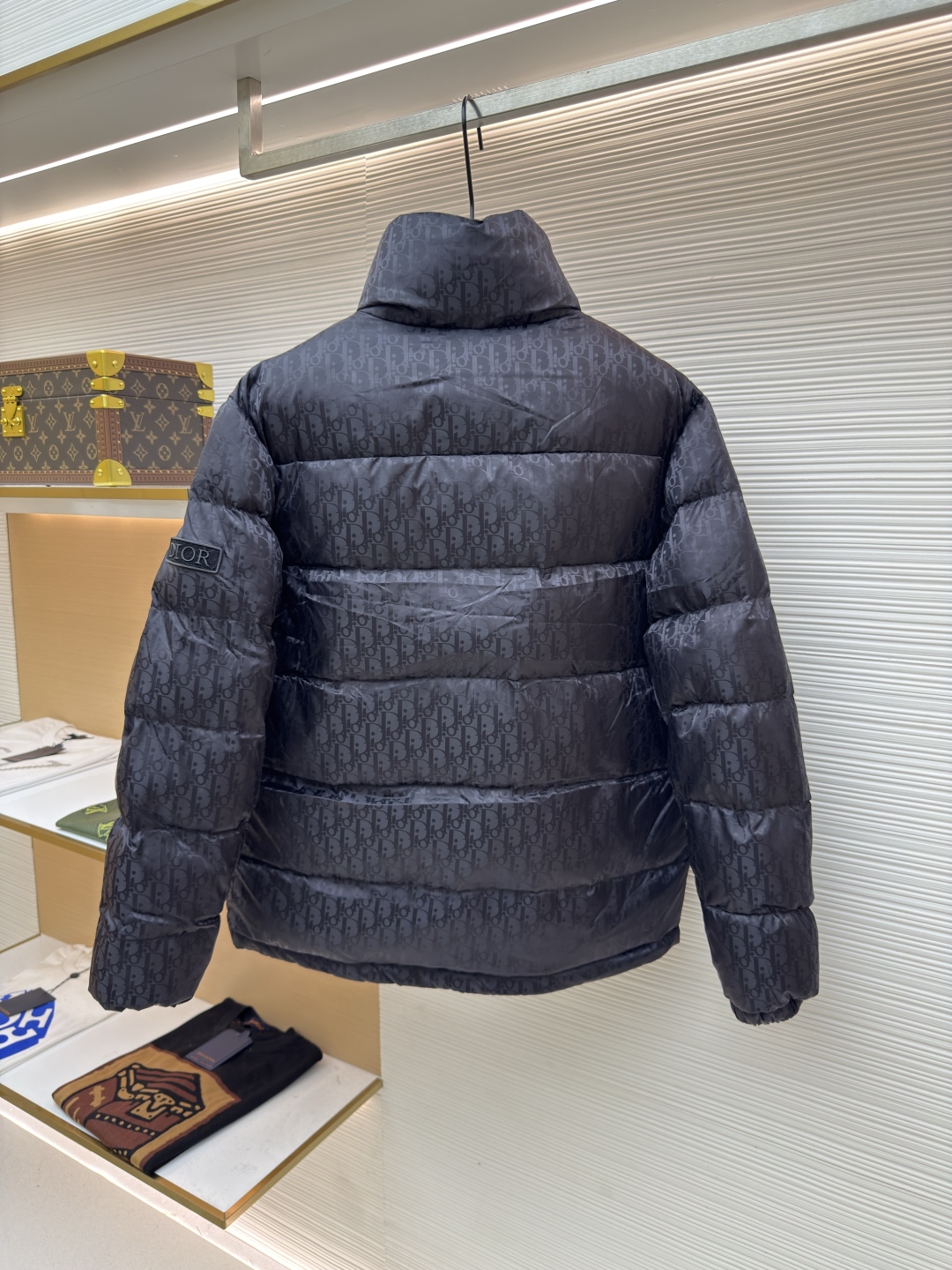 P385 Dior oblique暗纹老花立领羽绒服
●原版:18999购入开发
●货号:1680768-C45
●面料:羽绒面料
●工艺:全幅提花制作
●版型:合身版型
●克重:约980克
●尺码:46-48-50-52-54-56
●描述:这是一款超复杂工艺的羽绒,定制面料周期长达50天之久,在原有的面料基础上,激光提花,使整件凹凸有致,立体感更强,3D效果更加明显
✨此款面料手感俱佳,上的暗纹老花非常低调 面料呈现出暗纹光泽感,而且有极高的防水特性!实物质感更加完美, 定织高密度缎面尼龙材质 暗纹提花织法,简洁清爽,蓬感厚实,超强三防面料,防水防 污防尘!
✨ 满幅提花LOGO 超高级的奢华档次与逼格
上身的帅气程度与吸睛指数绝对的NO.1
全定织提花LOGO科技面料,高密度的聚酯纤维
隔热轻薄型的新型面料,有着轻润的质感与细腻柔软的保暖性及透气性,特别是LOGO提花在不同的光线下产生明暗不同的光线交织!整体走线平直细腻,面料舒适柔软,颜色一致无色差 能与同款搭配营造时尚造型,驾驭各种场合,定制辅料,三标齐全,男女同款!