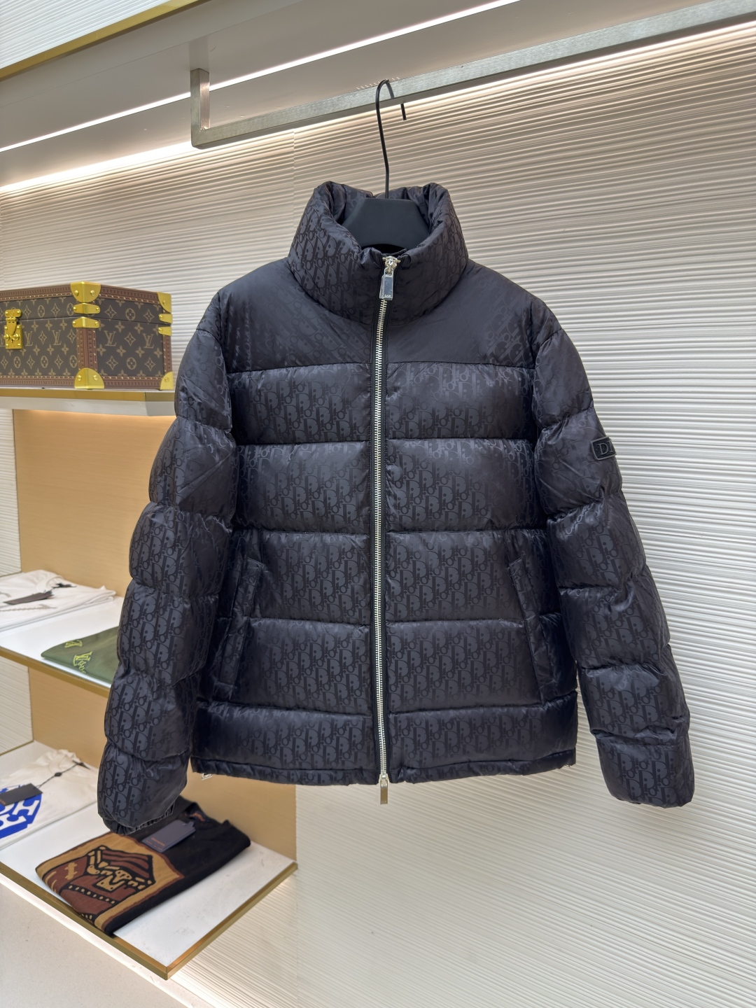 P385 Dior oblique暗纹老花立领羽绒服
●原版:18999购入开发
●货号:1680768-C45
●面料:羽绒面料
●工艺:全幅提花制作
●版型:合身版型
●克重:约980克
●尺码:46-48-50-52-54-56
●描述:这是一款超复杂工艺的羽绒,定制面料周期长达50天之久,在原有的面料基础上,激光提花,使整件凹凸有致,立体感更强,3D效果更加明显
✨此款面料手感俱佳,上的暗纹老花非常低调 面料呈现出暗纹光泽感,而且有极高的防水特性!实物质感更加完美, 定织高密度缎面尼龙材质 暗纹提花织法,简洁清爽,蓬感厚实,超强三防面料,防水防 污防尘!
✨ 满幅提花LOGO 超高级的奢华档次与逼格
上身的帅气程度与吸睛指数绝对的NO.1
全定织提花LOGO科技面料,高密度的聚酯纤维
隔热轻薄型的新型面料,有着轻润的质感与细腻柔软的保暖性及透气性,特别是LOGO提花在不同的光线下产生明暗不同的光线交织!整体走线平直细腻,面料舒适柔软,颜色一致无色差 能与同款搭配营造时尚造型,驾驭各种场合,定制辅料,三标齐全,男女同款!