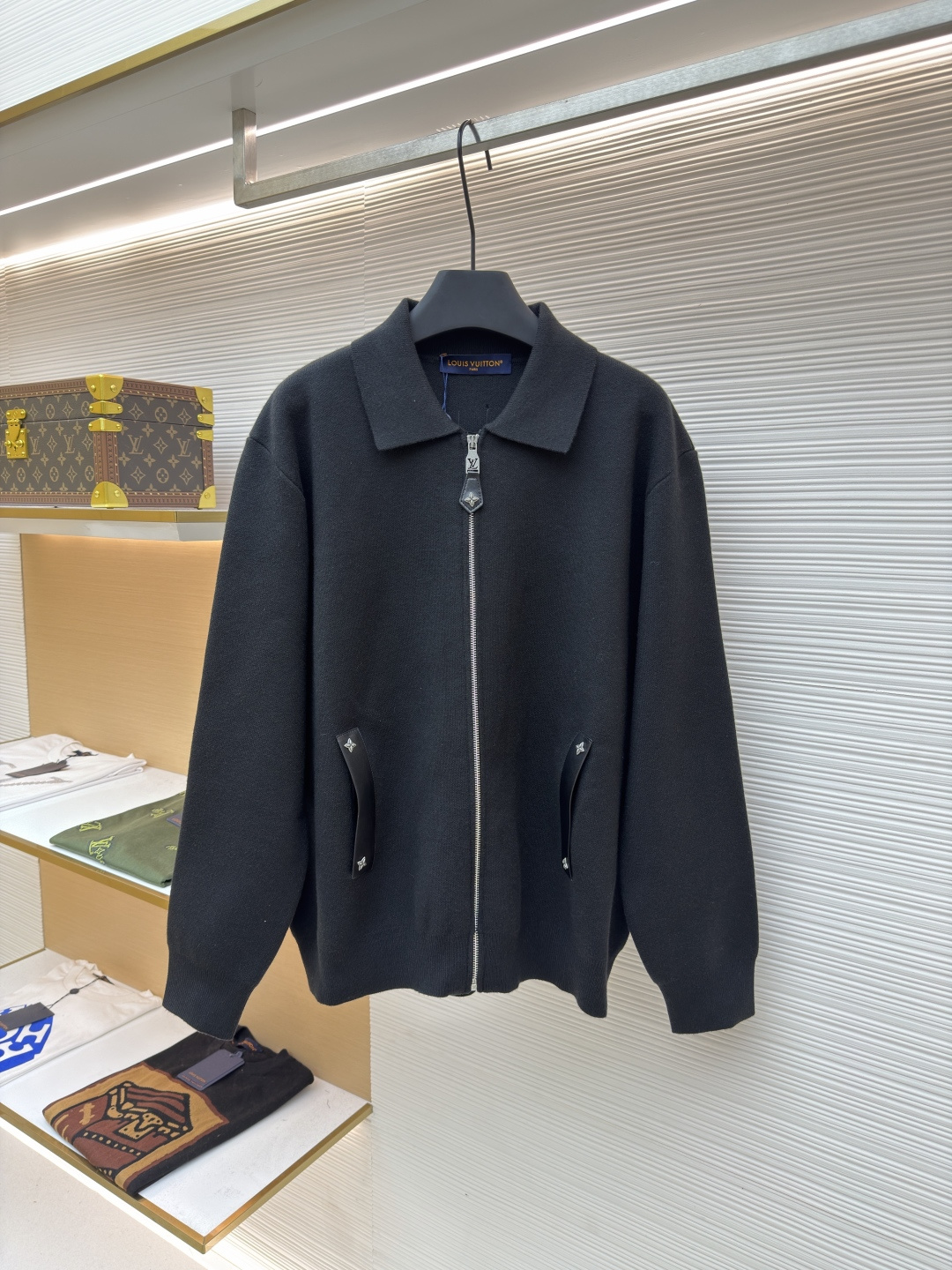 P240 Cárdigan de lana de punto con cremallera de cuero LOUIS VUITTON ●Versión original: 21600 compra y desarrollo ●Núme…