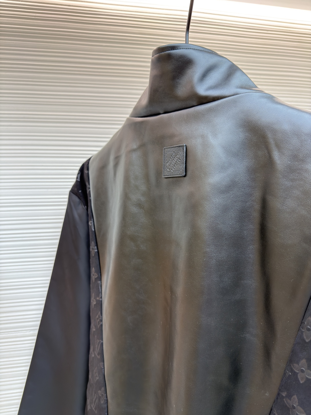 P345 LOUIS VUITTON 老花压纹拼接皮衣夹克
●原版：32999购入开发
●货号：1680916-C10
●面料：锦纶面料
●工艺：压纹制作
●版型：合身版型
●克重：约815克
●尺码：S-M-L-XL
●描述：衣身主体采用的是100%锦纶材质，透气性超棒，穿上身一点都不会觉得闷热，袖口、领部还有前襟这些地方，都融入了柔软的羊皮革，摸起来那叫一个顺滑，质感直接拉满!经典的Monogram压纹绒面皮革嵌饰，高领设计搭配弹力袖口和下摆，不仅防风保暖，还能让你活动自如，完全不会有束缚感!侧边的拉链开合设计也很贴心，穿脱特别方便，两侧还有实用的口袋，能放不少小物件，功能性直接拉满，能与多类型服饰搭配营造时尚造型。整体走线平直细腻，面料舒适柔软，颜色一致无色差 能与同款搭配营造时尚造型，驾驭各种场合，定制辅料，三标齐全，男女同款！