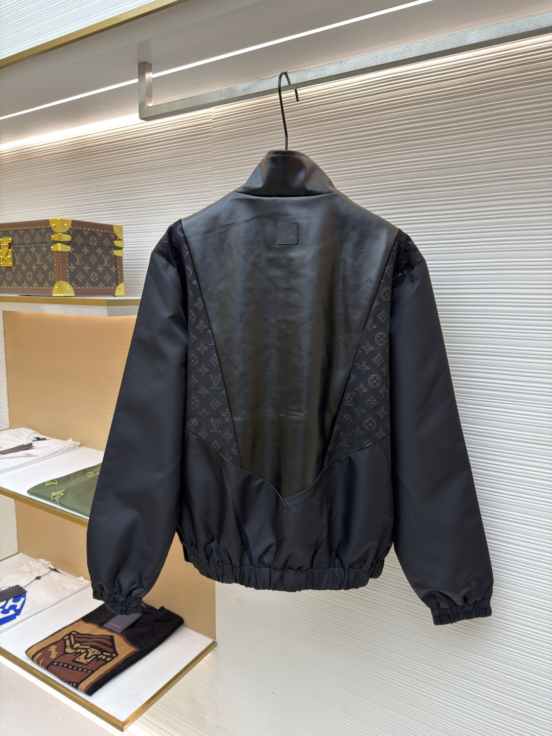 P345 LOUIS VUITTON 老花压纹拼接皮衣夹克
●原版：32999购入开发
●货号：1680916-C10
●面料：锦纶面料
●工艺：压纹制作
●版型：合身版型
●克重：约815克
●尺码：S-M-L-XL
●描述：衣身主体采用的是100%锦纶材质，透气性超棒，穿上身一点都不会觉得闷热，袖口、领部还有前襟这些地方，都融入了柔软的羊皮革，摸起来那叫一个顺滑，质感直接拉满!经典的Monogram压纹绒面皮革嵌饰，高领设计搭配弹力袖口和下摆，不仅防风保暖，还能让你活动自如，完全不会有束缚感!侧边的拉链开合设计也很贴心，穿脱特别方便，两侧还有实用的口袋，能放不少小物件，功能性直接拉满，能与多类型服饰搭配营造时尚造型。整体走线平直细腻，面料舒适柔软，颜色一致无色差 能与同款搭配营造时尚造型，驾驭各种场合，定制辅料，三标齐全，男女同款！