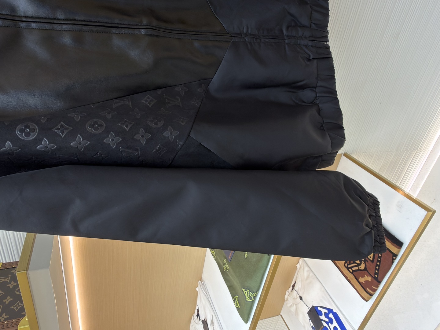 P345 LOUIS VUITTON 老花压纹拼接皮衣夹克
●原版：32999购入开发
●货号：1680916-C10
●面料：锦纶面料
●工艺：压纹制作
●版型：合身版型
●克重：约815克
●尺码：S-M-L-XL
●描述：衣身主体采用的是100%锦纶材质，透气性超棒，穿上身一点都不会觉得闷热，袖口、领部还有前襟这些地方，都融入了柔软的羊皮革，摸起来那叫一个顺滑，质感直接拉满!经典的Monogram压纹绒面皮革嵌饰，高领设计搭配弹力袖口和下摆，不仅防风保暖，还能让你活动自如，完全不会有束缚感!侧边的拉链开合设计也很贴心，穿脱特别方便，两侧还有实用的口袋，能放不少小物件，功能性直接拉满，能与多类型服饰搭配营造时尚造型。整体走线平直细腻，面料舒适柔软，颜色一致无色差 能与同款搭配营造时尚造型，驾驭各种场合，定制辅料，三标齐全，男女同款！