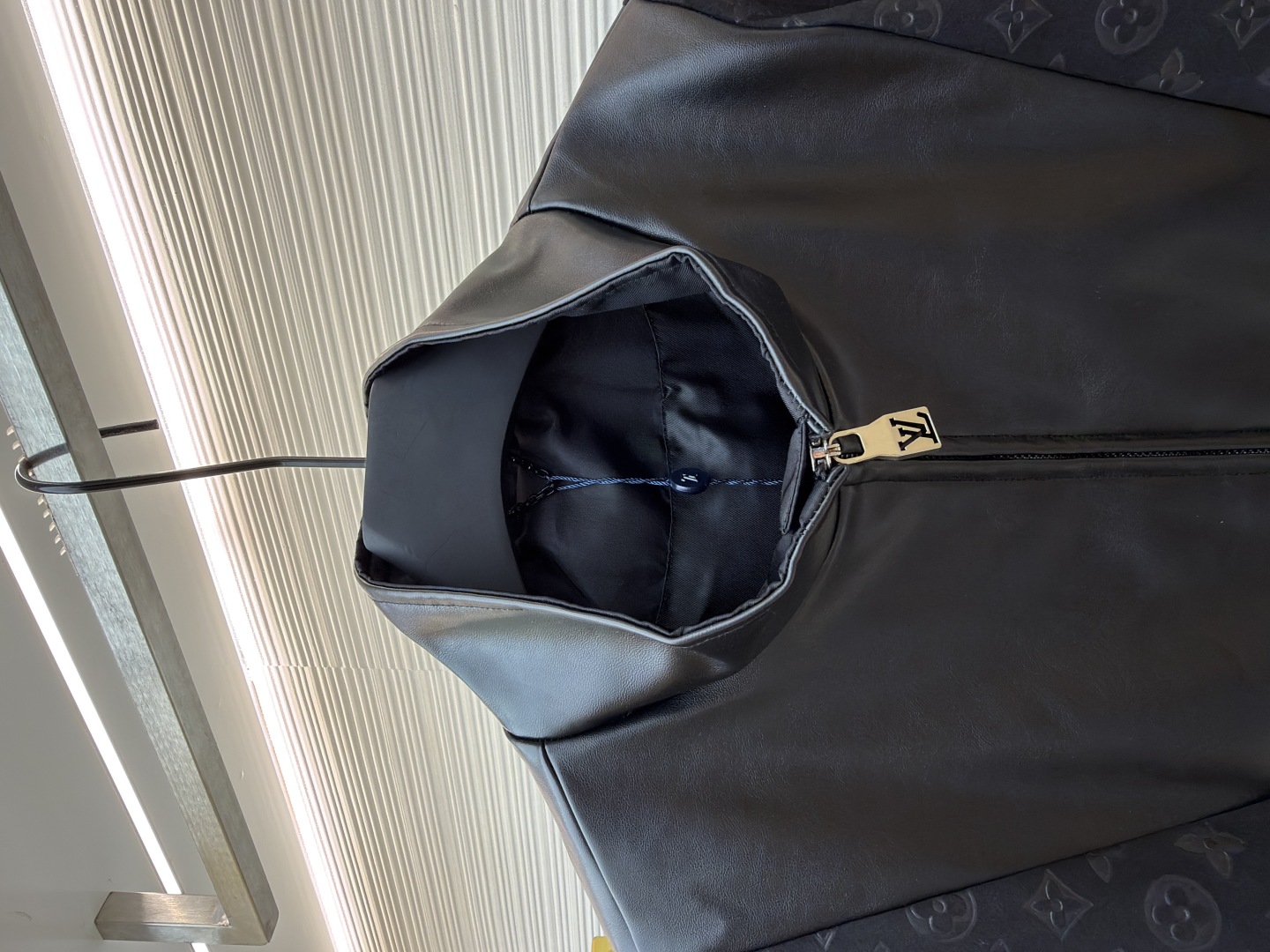 P345 LOUIS VUITTON 老花压纹拼接皮衣夹克
●原版：32999购入开发
●货号：1680916-C10
●面料：锦纶面料
●工艺：压纹制作
●版型：合身版型
●克重：约815克
●尺码：S-M-L-XL
●描述：衣身主体采用的是100%锦纶材质，透气性超棒，穿上身一点都不会觉得闷热，袖口、领部还有前襟这些地方，都融入了柔软的羊皮革，摸起来那叫一个顺滑，质感直接拉满!经典的Monogram压纹绒面皮革嵌饰，高领设计搭配弹力袖口和下摆，不仅防风保暖，还能让你活动自如，完全不会有束缚感!侧边的拉链开合设计也很贴心，穿脱特别方便，两侧还有实用的口袋，能放不少小物件，功能性直接拉满，能与多类型服饰搭配营造时尚造型。整体走线平直细腻，面料舒适柔软，颜色一致无色差 能与同款搭配营造时尚造型，驾驭各种场合，定制辅料，三标齐全，男女同款！
