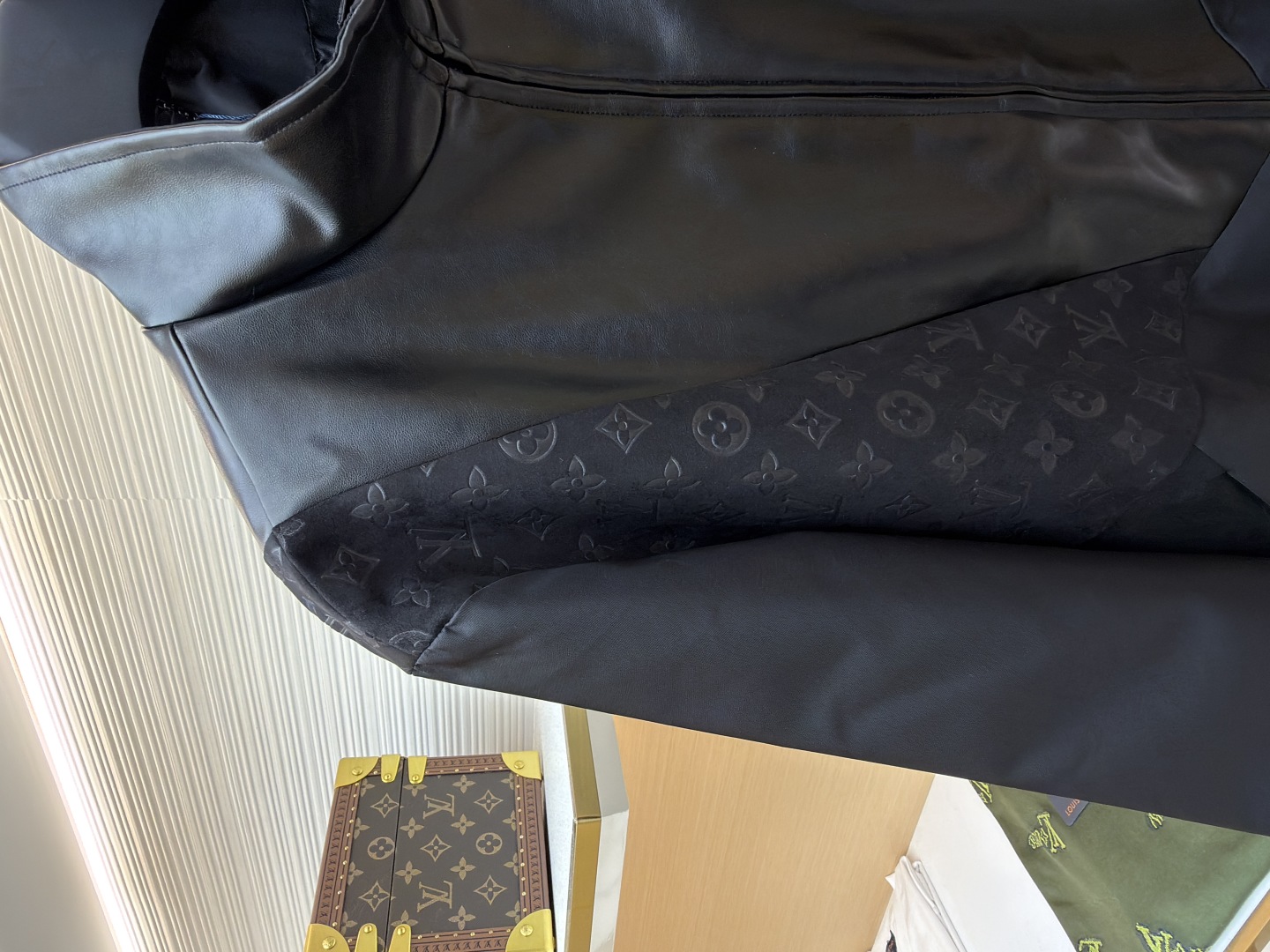 P345 LOUIS VUITTON 老花压纹拼接皮衣夹克
●原版：32999购入开发
●货号：1680916-C10
●面料：锦纶面料
●工艺：压纹制作
●版型：合身版型
●克重：约815克
●尺码：S-M-L-XL
●描述：衣身主体采用的是100%锦纶材质，透气性超棒，穿上身一点都不会觉得闷热，袖口、领部还有前襟这些地方，都融入了柔软的羊皮革，摸起来那叫一个顺滑，质感直接拉满!经典的Monogram压纹绒面皮革嵌饰，高领设计搭配弹力袖口和下摆，不仅防风保暖，还能让你活动自如，完全不会有束缚感!侧边的拉链开合设计也很贴心，穿脱特别方便，两侧还有实用的口袋，能放不少小物件，功能性直接拉满，能与多类型服饰搭配营造时尚造型。整体走线平直细腻，面料舒适柔软，颜色一致无色差 能与同款搭配营造时尚造型，驾驭各种场合，定制辅料，三标齐全，男女同款！