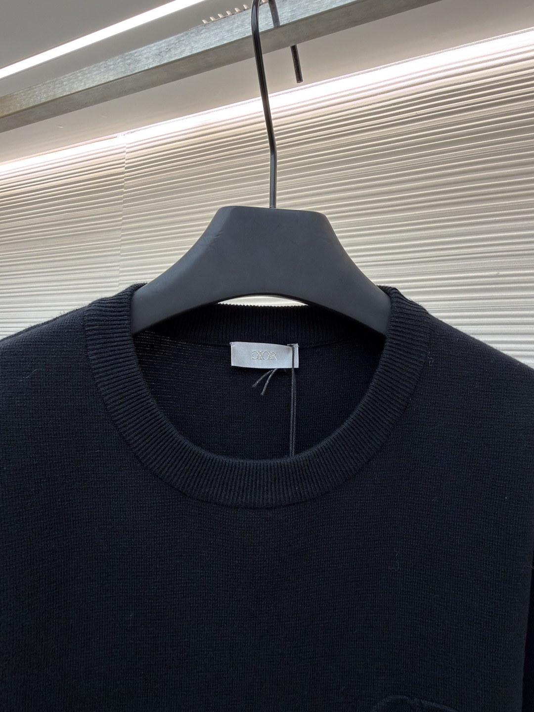 P215 Dior CD字母圆领毛衣
●原版：10862购入开发
●货号：1680971-A85
●面料：羊毛混纺面料
●工艺：针织制作
●版型：合身版型
●克重：约595克
●尺码：XS-S-M-L
●描述：毛料采用48支超细50%羊毛50%棉混纺纱线，运用进口14针毛织机双面立体织法，单件耗时270分钟/件，胸前字母开模定做硅胶立体浮雕压花工艺，定特订三标水洗。整体走线平直细腻，面料舒适柔软，颜色一致无色差 能与同款搭配营造时尚造型，驾驭各种场合，定制辅料，三标齐全，男女同款！