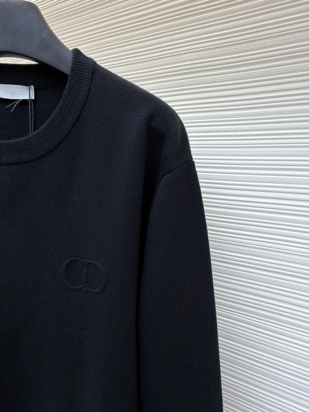 P215 Dior CD字母圆领毛衣
●原版：10862购入开发
●货号：1680971-A85
●面料：羊毛混纺面料
●工艺：针织制作
●版型：合身版型
●克重：约595克
●尺码：XS-S-M-L
●描述：毛料采用48支超细50%羊毛50%棉混纺纱线，运用进口14针毛织机双面立体织法，单件耗时270分钟/件，胸前字母开模定做硅胶立体浮雕压花工艺，定特订三标水洗。整体走线平直细腻，面料舒适柔软，颜色一致无色差 能与同款搭配营造时尚造型，驾驭各种场合，定制辅料，三标齐全，男女同款！