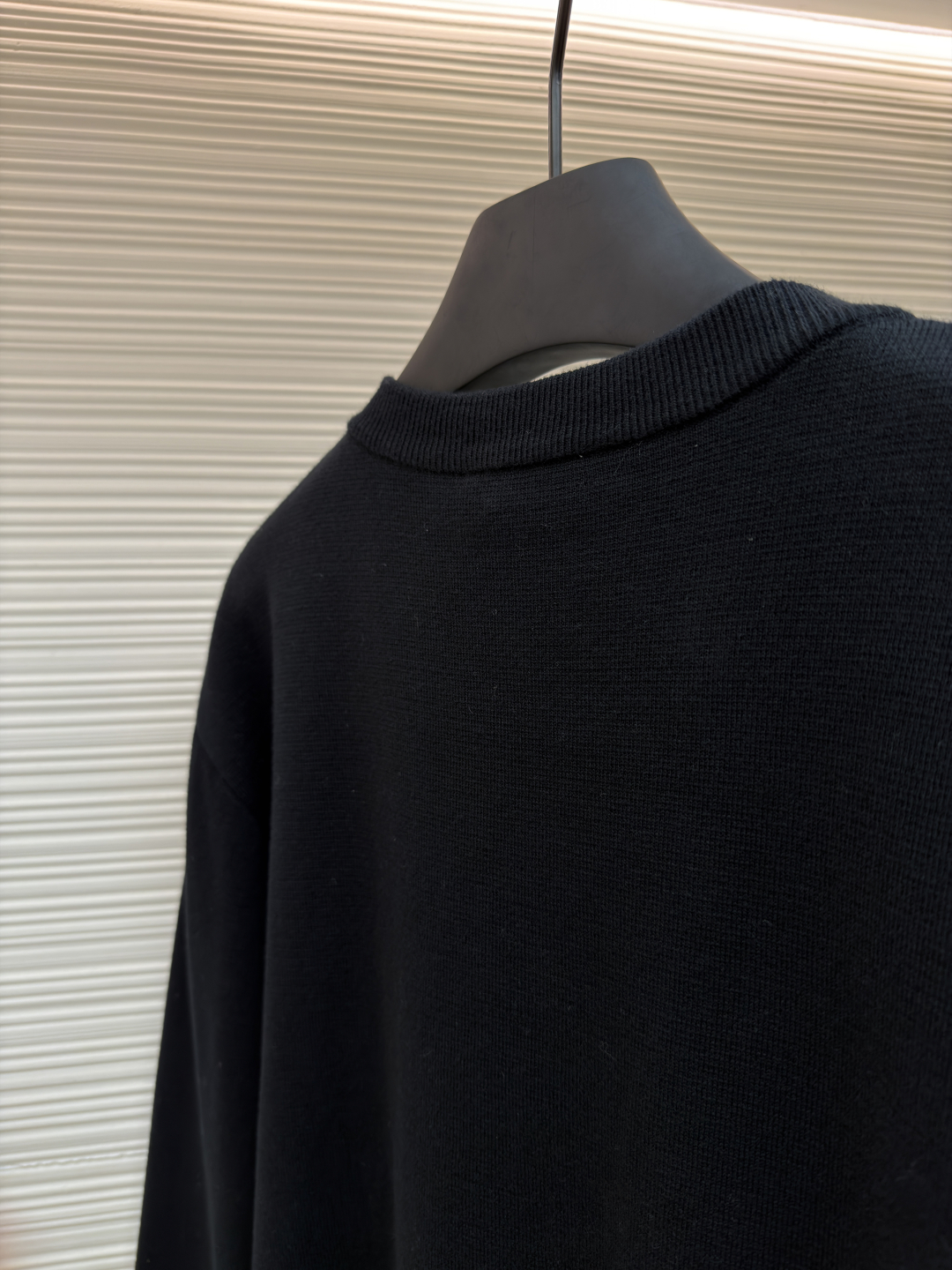P215 Dior CD字母圆领毛衣
●原版：10862购入开发
●货号：1680971-A85
●面料：羊毛混纺面料
●工艺：针织制作
●版型：合身版型
●克重：约595克
●尺码：XS-S-M-L
●描述：毛料采用48支超细50%羊毛50%棉混纺纱线，运用进口14针毛织机双面立体织法，单件耗时270分钟/件，胸前字母开模定做硅胶立体浮雕压花工艺，定特订三标水洗。整体走线平直细腻，面料舒适柔软，颜色一致无色差 能与同款搭配营造时尚造型，驾驭各种场合，定制辅料，三标齐全，男女同款！