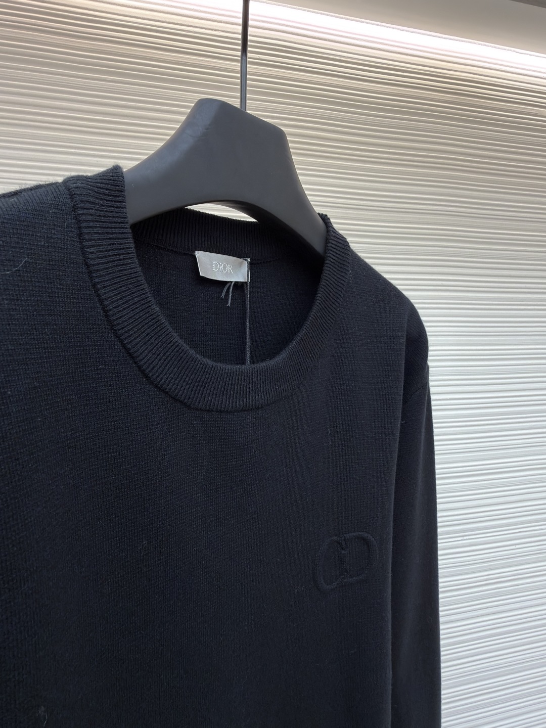 P215 Dior CD字母圆领毛衣
●原版：10862购入开发
●货号：1680971-A85
●面料：羊毛混纺面料
●工艺：针织制作
●版型：合身版型
●克重：约595克
●尺码：XS-S-M-L
●描述：毛料采用48支超细50%羊毛50%棉混纺纱线，运用进口14针毛织机双面立体织法，单件耗时270分钟/件，胸前字母开模定做硅胶立体浮雕压花工艺，定特订三标水洗。整体走线平直细腻，面料舒适柔软，颜色一致无色差 能与同款搭配营造时尚造型，驾驭各种场合，定制辅料，三标齐全，男女同款！