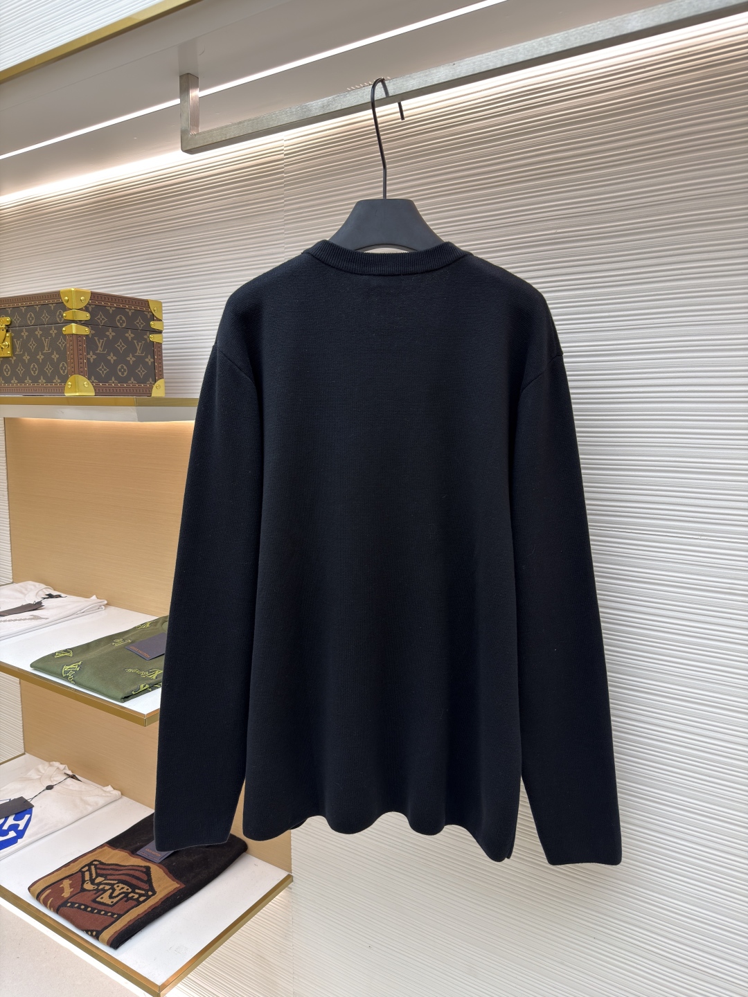 P215 Dior CD字母圆领毛衣
●原版：10862购入开发
●货号：1680971-A85
●面料：羊毛混纺面料
●工艺：针织制作
●版型：合身版型
●克重：约595克
●尺码：XS-S-M-L
●描述：毛料采用48支超细50%羊毛50%棉混纺纱线，运用进口14针毛织机双面立体织法，单件耗时270分钟/件，胸前字母开模定做硅胶立体浮雕压花工艺，定特订三标水洗。整体走线平直细腻，面料舒适柔软，颜色一致无色差 能与同款搭配营造时尚造型，驾驭各种场合，定制辅料，三标齐全，男女同款！