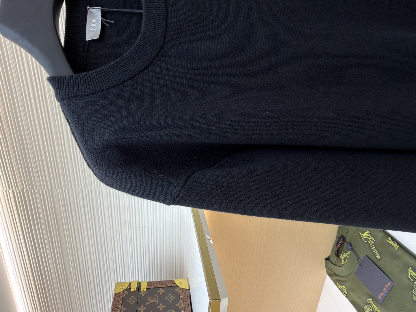P215 Dior CD字母圆领毛衣
●原版：10862购入开发
●货号：1680971-A85
●面料：羊毛混纺面料
●工艺：针织制作
●版型：合身版型
●克重：约595克
●尺码：XS-S-M-L
●描述：毛料采用48支超细50%羊毛50%棉混纺纱线，运用进口14针毛织机双面立体织法，单件耗时270分钟/件，胸前字母开模定做硅胶立体浮雕压花工艺，定特订三标水洗。整体走线平直细腻，面料舒适柔软，颜色一致无色差 能与同款搭配营造时尚造型，驾驭各种场合，定制辅料，三标齐全，男女同款！