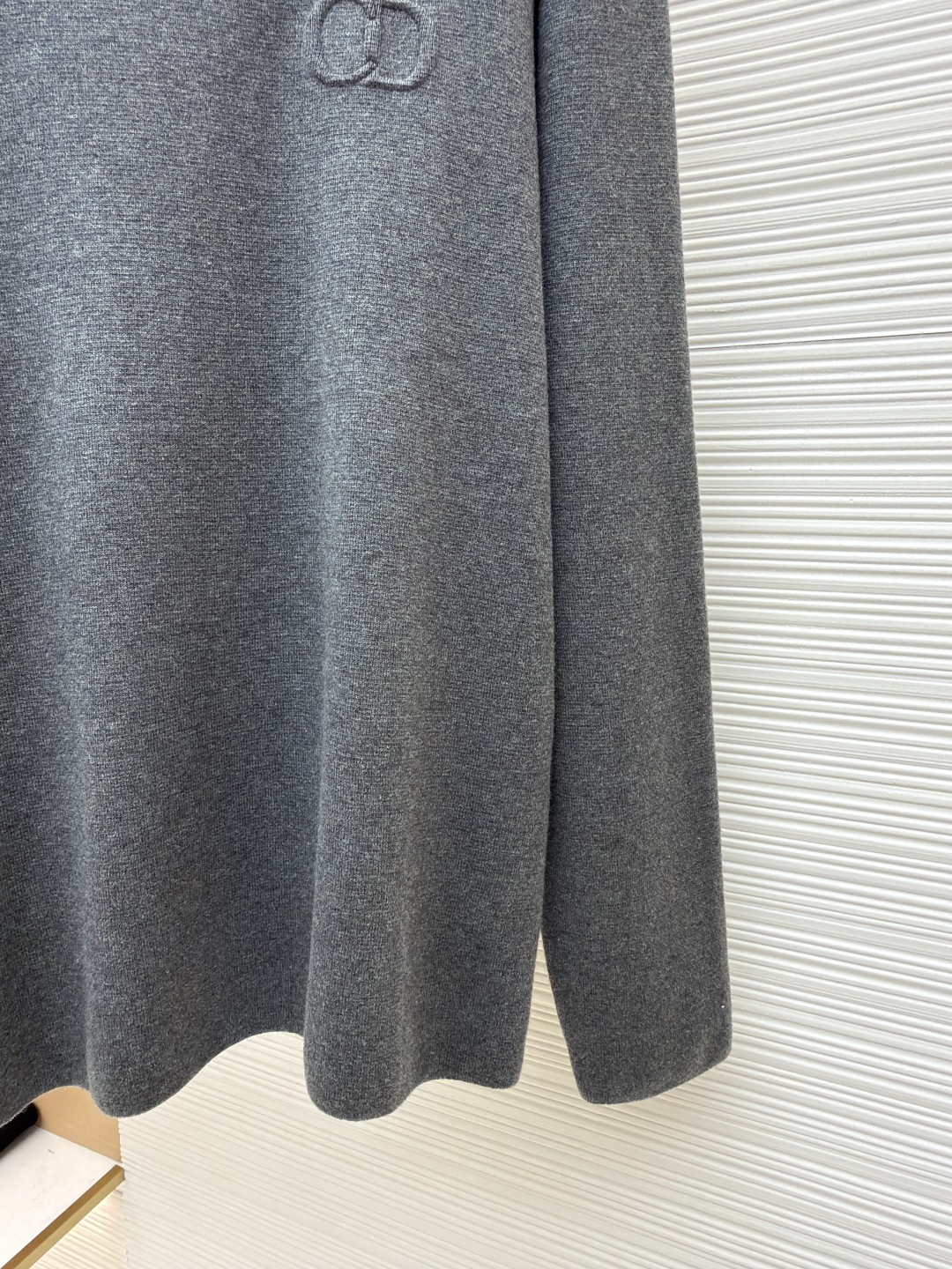 P215 Dior CD字母圆领毛衣
●原版：11500购入开发
●货号：1680972-A85
●面料：羊毛混纺面料
●工艺：针织制作
●版型：合身版型
●克重：约565克
●尺码：XS-S-M-L
●描述：毛料采用48支超细50%羊毛50%棉混纺纱线，运用进口14针毛织机双面立体织法，单件耗时270分钟/件，胸前字母开模定做硅胶立体浮雕压花工艺，定特订三标水洗。整体走线平直细腻，面料舒适柔软，颜色一致无色差 能与同款搭配营造时尚造型，驾驭各种场合，定制辅料，三标齐全，男女同款！