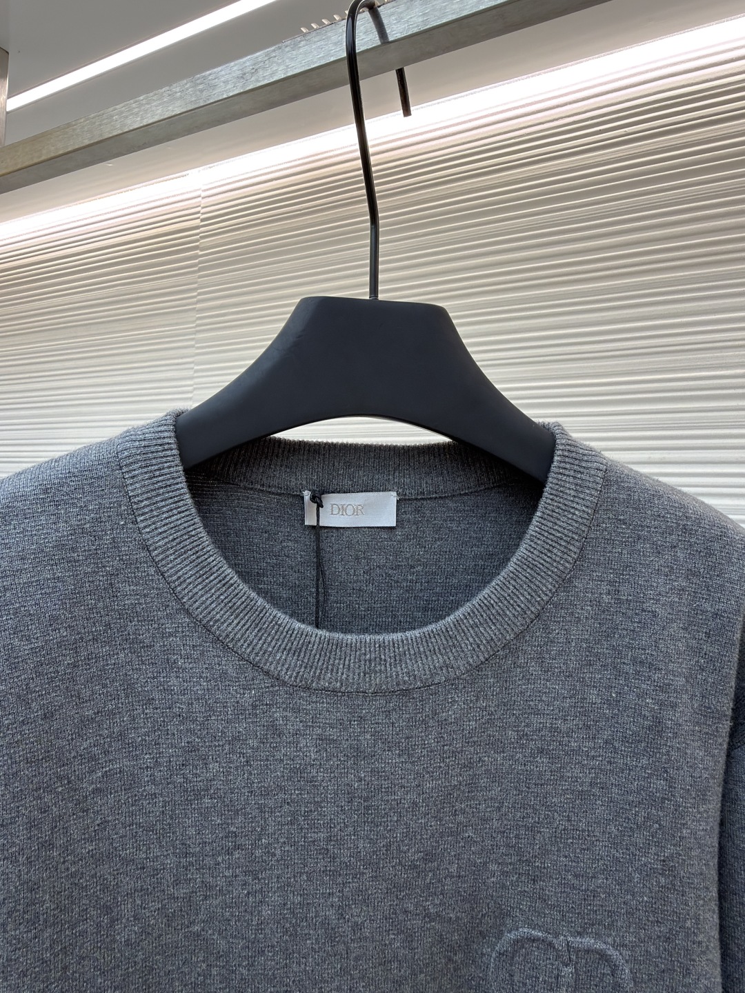 P215 Dior CD字母圆领毛衣
●原版：11500购入开发
●货号：1680972-A85
●面料：羊毛混纺面料
●工艺：针织制作
●版型：合身版型
●克重：约565克
●尺码：XS-S-M-L
●描述：毛料采用48支超细50%羊毛50%棉混纺纱线，运用进口14针毛织机双面立体织法，单件耗时270分钟/件，胸前字母开模定做硅胶立体浮雕压花工艺，定特订三标水洗。整体走线平直细腻，面料舒适柔软，颜色一致无色差 能与同款搭配营造时尚造型，驾驭各种场合，定制辅料，三标齐全，男女同款！