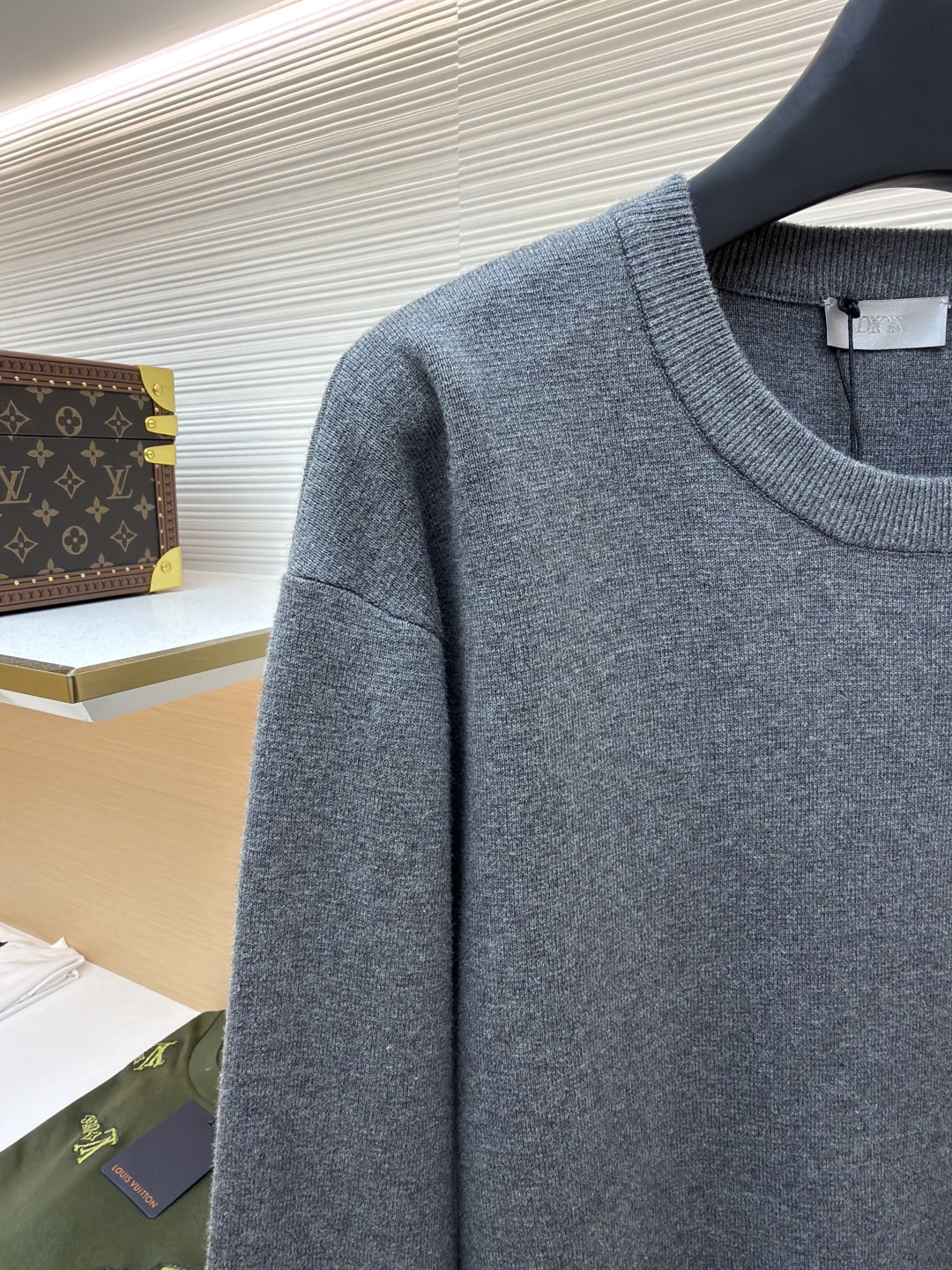 P215 Dior CD字母圆领毛衣
●原版：11500购入开发
●货号：1680972-A85
●面料：羊毛混纺面料
●工艺：针织制作
●版型：合身版型
●克重：约565克
●尺码：XS-S-M-L
●描述：毛料采用48支超细50%羊毛50%棉混纺纱线，运用进口14针毛织机双面立体织法，单件耗时270分钟/件，胸前字母开模定做硅胶立体浮雕压花工艺，定特订三标水洗。整体走线平直细腻，面料舒适柔软，颜色一致无色差 能与同款搭配营造时尚造型，驾驭各种场合，定制辅料，三标齐全，男女同款！