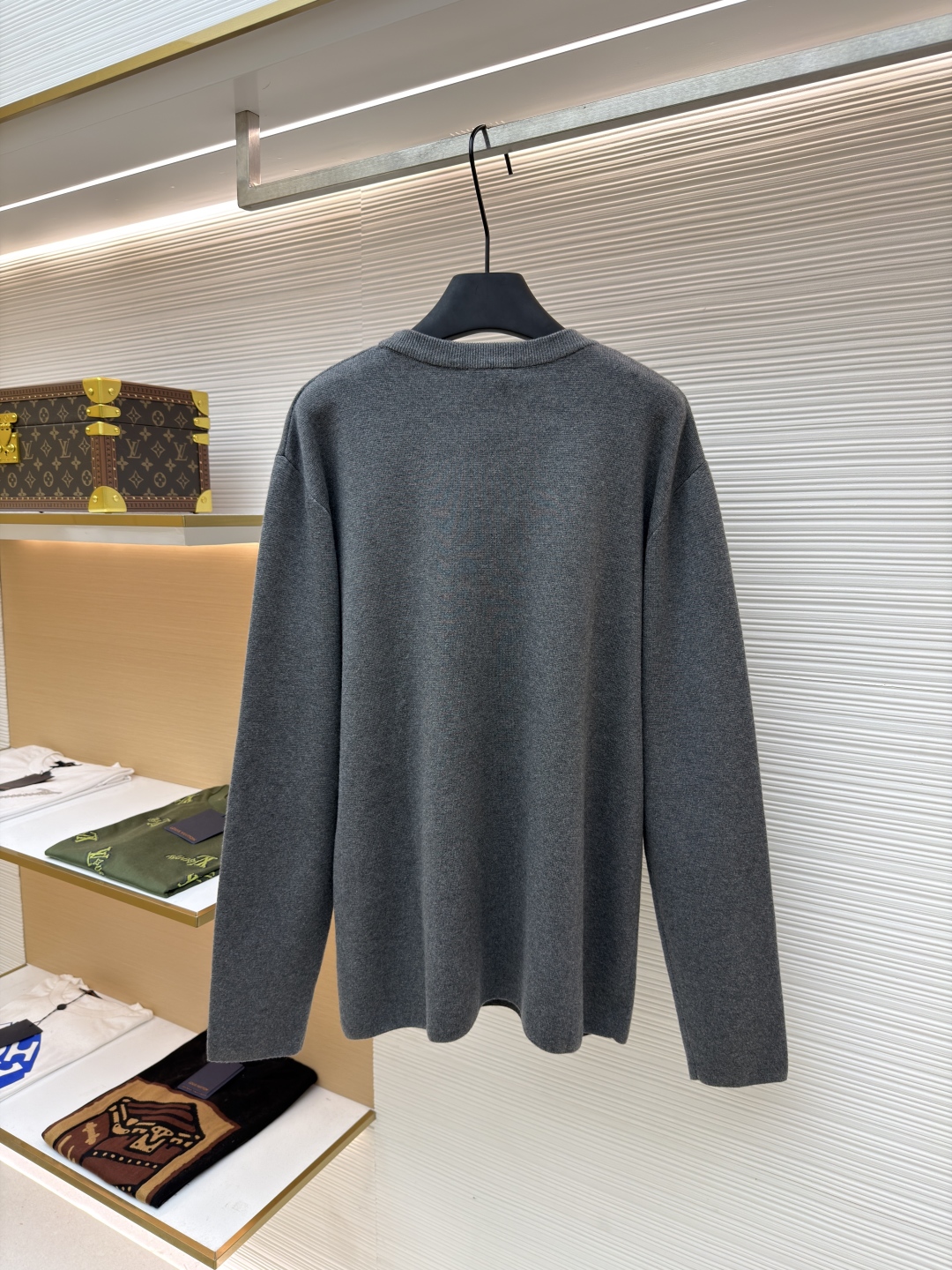 P215 Dior CD字母圆领毛衣
●原版：11500购入开发
●货号：1680972-A85
●面料：羊毛混纺面料
●工艺：针织制作
●版型：合身版型
●克重：约565克
●尺码：XS-S-M-L
●描述：毛料采用48支超细50%羊毛50%棉混纺纱线，运用进口14针毛织机双面立体织法，单件耗时270分钟/件，胸前字母开模定做硅胶立体浮雕压花工艺，定特订三标水洗。整体走线平直细腻，面料舒适柔软，颜色一致无色差 能与同款搭配营造时尚造型，驾驭各种场合，定制辅料，三标齐全，男女同款！