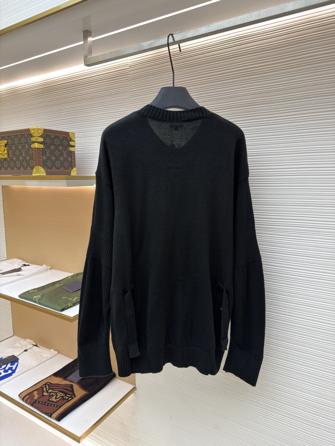 P275 Chanel 书包扣针织开衫
●原版：42600购入开发
●货号：1680973-B40
●面料：羊绒锦缎混纺面料
●工艺：人工专机起针打钉制作
●版型：合身版型
●克重：约495克
●尺码：40-42-44-46
●描述：定制羊绒锦缎混纺料 光泽自然 柔软亲肤 熠熠生辉的标志性双C扣装饰全幅 彰显品牌尊贵身份 流畅的剪裁线条 勾勒出穿着者的曼妙身姿 完美诠释现代时尚精髓 穿搭中的时尚瑰宝。采用接缝立体缝线 它通过在接缝处使用特定的缝纫方法 使衣物呈现出更加立体和贴合身体的效果 做工繁琐复杂。人工专机起针打钉 在钉扣起始点 精确起针 采用高质量的针线和专用缝纫机 沿预设路径 匀速缝纫 保持力度均匀 确保缝线美观，成衣洗水加软去味工艺 通过专业的洗涤设备和特定的洗涤剂 对衣物进行深度清洁和去味处理 改善衣物的手感和外观。整体走线平直细腻，面料舒适柔软，颜色一致无色差 能与同款搭配营造时尚造型，驾驭各种场合，定制辅料，三标齐全，男女同款！