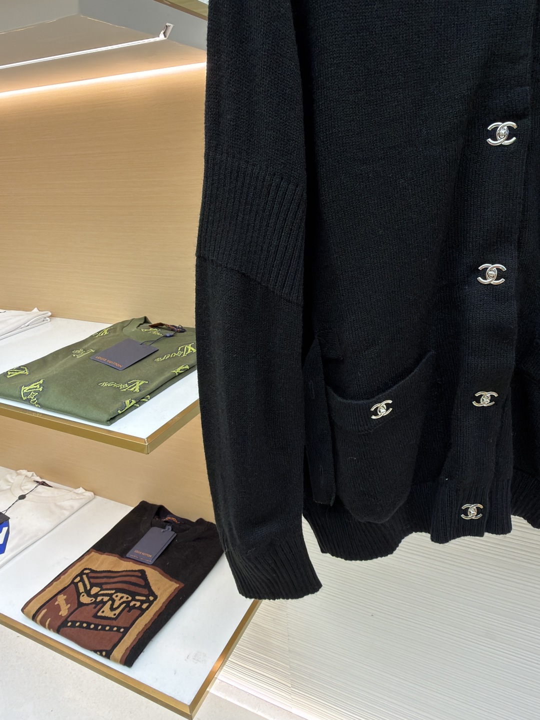 P275 Chanel 书包扣针织开衫
●原版：42600购入开发
●货号：1680973-B40
●面料：羊绒锦缎混纺面料
●工艺：人工专机起针打钉制作
●版型：合身版型
●克重：约495克
●尺码：40-42-44-46
●描述：定制羊绒锦缎混纺料 光泽自然 柔软亲肤 熠熠生辉的标志性双C扣装饰全幅 彰显品牌尊贵身份 流畅的剪裁线条 勾勒出穿着者的曼妙身姿 完美诠释现代时尚精髓 穿搭中的时尚瑰宝。采用接缝立体缝线 它通过在接缝处使用特定的缝纫方法 使衣物呈现出更加立体和贴合身体的效果 做工繁琐复杂。人工专机起针打钉 在钉扣起始点 精确起针 采用高质量的针线和专用缝纫机 沿预设路径 匀速缝纫 保持力度均匀 确保缝线美观，成衣洗水加软去味工艺 通过专业的洗涤设备和特定的洗涤剂 对衣物进行深度清洁和去味处理 改善衣物的手感和外观。整体走线平直细腻，面料舒适柔软，颜色一致无色差 能与同款搭配营造时尚造型，驾驭各种场合，定制辅料，三标齐全，男女同款！