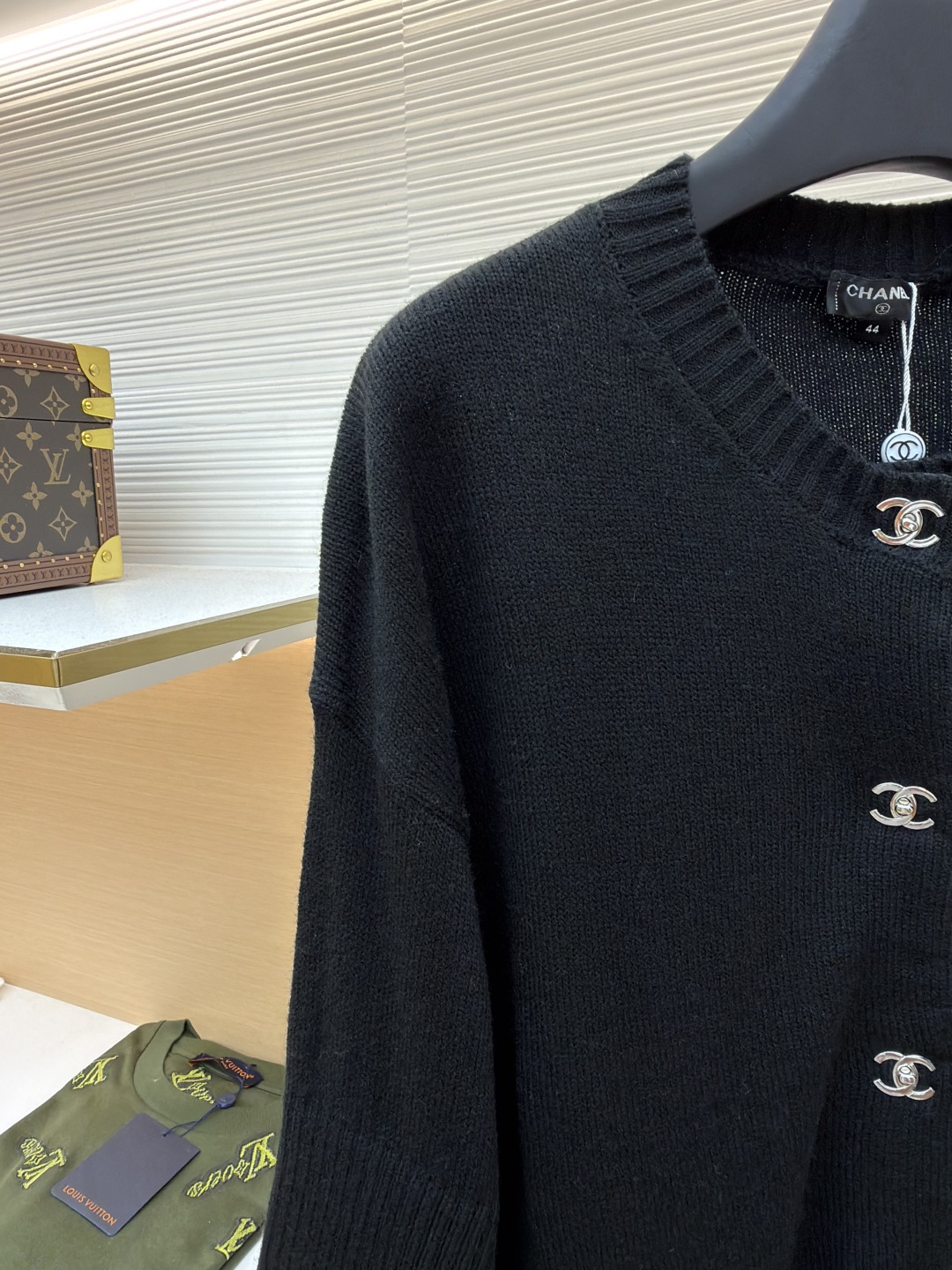 P275 Chanel 书包扣针织开衫
●原版：42600购入开发
●货号：1680973-B40
●面料：羊绒锦缎混纺面料
●工艺：人工专机起针打钉制作
●版型：合身版型
●克重：约495克
●尺码：40-42-44-46
●描述：定制羊绒锦缎混纺料 光泽自然 柔软亲肤 熠熠生辉的标志性双C扣装饰全幅 彰显品牌尊贵身份 流畅的剪裁线条 勾勒出穿着者的曼妙身姿 完美诠释现代时尚精髓 穿搭中的时尚瑰宝。采用接缝立体缝线 它通过在接缝处使用特定的缝纫方法 使衣物呈现出更加立体和贴合身体的效果 做工繁琐复杂。人工专机起针打钉 在钉扣起始点 精确起针 采用高质量的针线和专用缝纫机 沿预设路径 匀速缝纫 保持力度均匀 确保缝线美观，成衣洗水加软去味工艺 通过专业的洗涤设备和特定的洗涤剂 对衣物进行深度清洁和去味处理 改善衣物的手感和外观。整体走线平直细腻，面料舒适柔软，颜色一致无色差 能与同款搭配营造时尚造型，驾驭各种场合，定制辅料，三标齐全，男女同款！