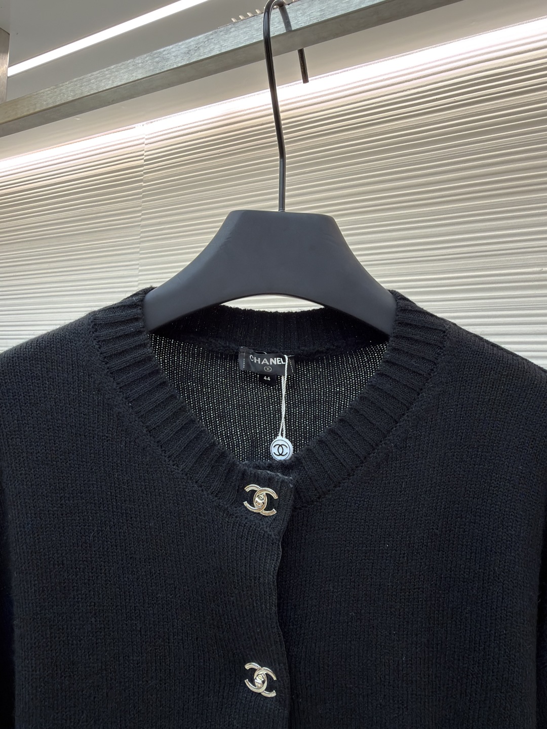 P275 Chanel 书包扣针织开衫
●原版：42600购入开发
●货号：1680973-B40
●面料：羊绒锦缎混纺面料
●工艺：人工专机起针打钉制作
●版型：合身版型
●克重：约495克
●尺码：40-42-44-46
●描述：定制羊绒锦缎混纺料 光泽自然 柔软亲肤 熠熠生辉的标志性双C扣装饰全幅 彰显品牌尊贵身份 流畅的剪裁线条 勾勒出穿着者的曼妙身姿 完美诠释现代时尚精髓 穿搭中的时尚瑰宝。采用接缝立体缝线 它通过在接缝处使用特定的缝纫方法 使衣物呈现出更加立体和贴合身体的效果 做工繁琐复杂。人工专机起针打钉 在钉扣起始点 精确起针 采用高质量的针线和专用缝纫机 沿预设路径 匀速缝纫 保持力度均匀 确保缝线美观，成衣洗水加软去味工艺 通过专业的洗涤设备和特定的洗涤剂 对衣物进行深度清洁和去味处理 改善衣物的手感和外观。整体走线平直细腻，面料舒适柔软，颜色一致无色差 能与同款搭配营造时尚造型，驾驭各种场合，定制辅料，三标齐全，男女同款！