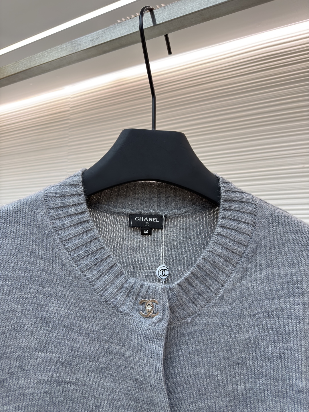 P275 Chanel 书包扣针织开衫
●原版：39999购入开发
●货号：1680974-B40
●面料：羊绒锦缎混纺面料
●工艺：人工专机起针打钉制作
●版型：合身版型
●克重：约490克
●尺码：40-42-44-46
●描述：定制羊绒锦缎混纺料 光泽自然 柔软亲肤 熠熠生辉的标志性双C扣装饰全幅 彰显品牌尊贵身份 流畅的剪裁线条 勾勒出穿着者的曼妙身姿 完美诠释现代时尚精髓 穿搭中的时尚瑰宝。采用接缝立体缝线 它通过在接缝处使用特定的缝纫方法 使衣物呈现出更加立体和贴合身体的效果 做工繁琐复杂。人工专机起针打钉 在钉扣起始点 精确起针 采用高质量的针线和专用缝纫机 沿预设路径 匀速缝纫 保持力度均匀 确保缝线美观，成衣洗水加软去味工艺 通过专业的洗涤设备和特定的洗涤剂 对衣物进行深度清洁和去味处理 改善衣物的手感和外观。整体走线平直细腻，面料舒适柔软，颜色一致无色差 能与同款搭配营造时尚造型，驾驭各种场合，定制辅料，三标齐全，男女同款！