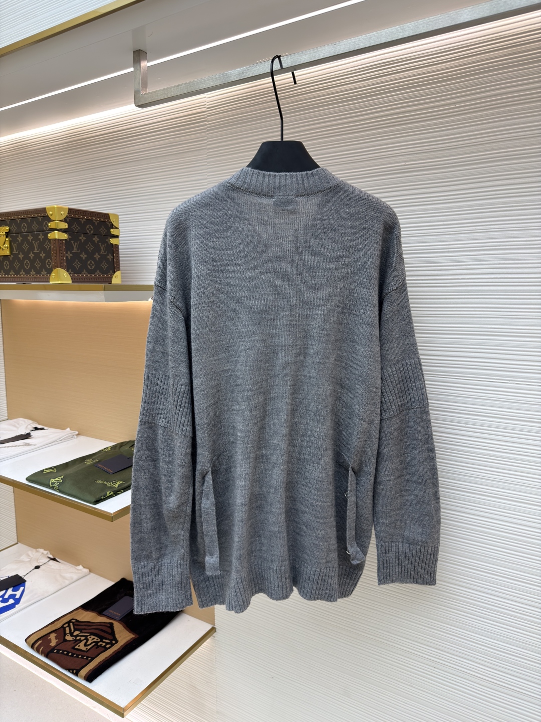 P275 Chanel 书包扣针织开衫
●原版：39999购入开发
●货号：1680974-B40
●面料：羊绒锦缎混纺面料
●工艺：人工专机起针打钉制作
●版型：合身版型
●克重：约490克
●尺码：40-42-44-46
●描述：定制羊绒锦缎混纺料 光泽自然 柔软亲肤 熠熠生辉的标志性双C扣装饰全幅 彰显品牌尊贵身份 流畅的剪裁线条 勾勒出穿着者的曼妙身姿 完美诠释现代时尚精髓 穿搭中的时尚瑰宝。采用接缝立体缝线 它通过在接缝处使用特定的缝纫方法 使衣物呈现出更加立体和贴合身体的效果 做工繁琐复杂。人工专机起针打钉 在钉扣起始点 精确起针 采用高质量的针线和专用缝纫机 沿预设路径 匀速缝纫 保持力度均匀 确保缝线美观，成衣洗水加软去味工艺 通过专业的洗涤设备和特定的洗涤剂 对衣物进行深度清洁和去味处理 改善衣物的手感和外观。整体走线平直细腻，面料舒适柔软，颜色一致无色差 能与同款搭配营造时尚造型，驾驭各种场合，定制辅料，三标齐全，男女同款！