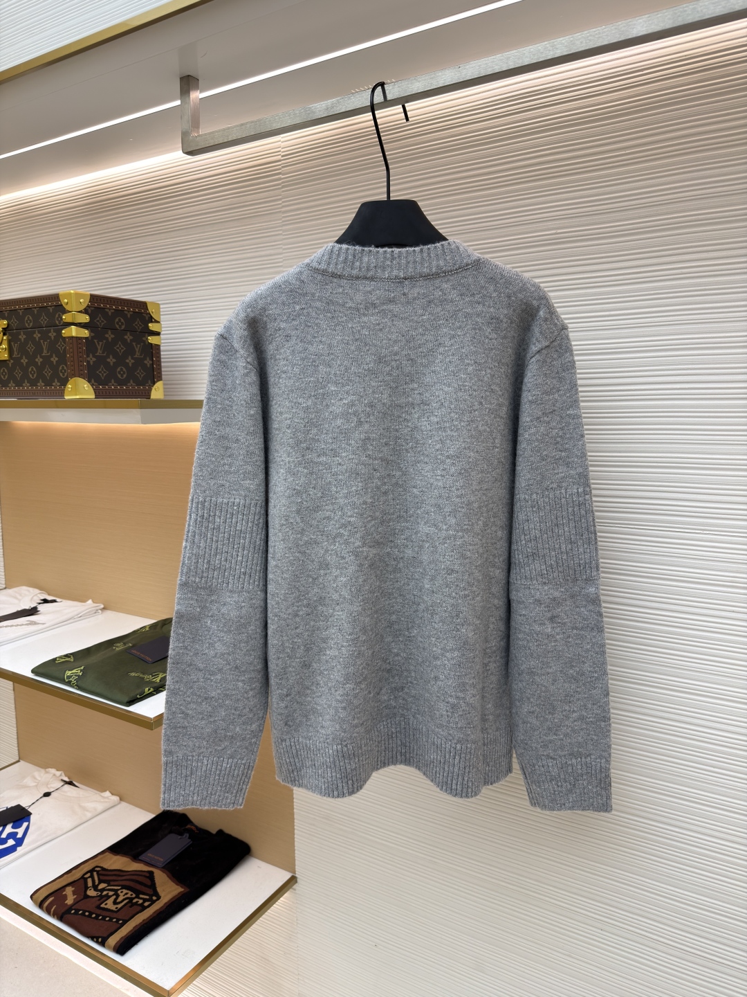 P230 Chanel 书包扣长袖毛衣
●货号：1680975-B00
●面料：百花绒镶羊毛面料
●工艺：成衣洗水制作
●版型：合身版型
●克重：约520克
●尺码：38-40-42-44-46
●描述定织百花绒镶羊毛织料 光泽自然 柔软亲肤 以深邃黑色为底色 不喧哗却自带光芒 肩部巧妙融入标志性香奈儿书包扣设计 宛如灵动的音符 为简约轮廓注入奢华灵魂 以慵懒而不失优雅的姿态 贴合身体线条 在黑色的渲染下更显沉稳内敛 自成一道优雅风景，采用接缝立体缝线 它通过在接缝处使用特定的缝纫方法 使衣物呈现出更加立体和贴合身体的效果 做工繁琐复杂，人工专机起针打钉 在钉扣起始点 精确起针 采用高质量的针线和专用缝纫机 沿预设路径 匀速缝纫 保持力度均匀 确保缝线美观，成衣洗水加软去味工艺 通过专业的洗涤设备和特定的洗涤剂 对衣物进行深度清洁和去味处理 改善衣物的手感和外观。整体走线平直细腻，面料舒适柔软，颜色一致无色差 能与同款搭配营造时尚造型，驾驭各种场合，定制辅料，三标齐全，男女同款！