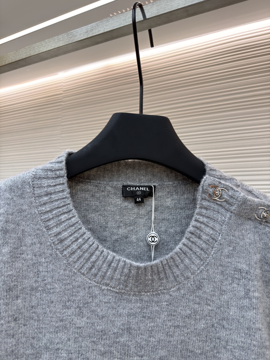P230 Chanel 书包扣长袖毛衣
●货号：1680975-B00
●面料：百花绒镶羊毛面料
●工艺：成衣洗水制作
●版型：合身版型
●克重：约520克
●尺码：38-40-42-44-46
●描述定织百花绒镶羊毛织料 光泽自然 柔软亲肤 以深邃黑色为底色 不喧哗却自带光芒 肩部巧妙融入标志性香奈儿书包扣设计 宛如灵动的音符 为简约轮廓注入奢华灵魂 以慵懒而不失优雅的姿态 贴合身体线条 在黑色的渲染下更显沉稳内敛 自成一道优雅风景，采用接缝立体缝线 它通过在接缝处使用特定的缝纫方法 使衣物呈现出更加立体和贴合身体的效果 做工繁琐复杂，人工专机起针打钉 在钉扣起始点 精确起针 采用高质量的针线和专用缝纫机 沿预设路径 匀速缝纫 保持力度均匀 确保缝线美观，成衣洗水加软去味工艺 通过专业的洗涤设备和特定的洗涤剂 对衣物进行深度清洁和去味处理 改善衣物的手感和外观。整体走线平直细腻，面料舒适柔软，颜色一致无色差 能与同款搭配营造时尚造型，驾驭各种场合，定制辅料，三标齐全，男女同款！