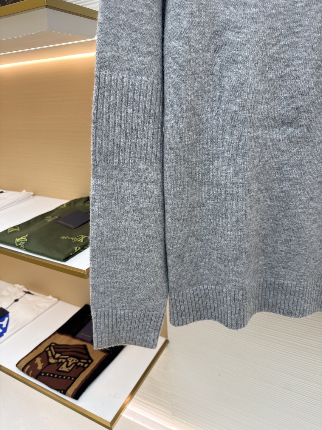 P230 Chanel 书包扣长袖毛衣
●货号：1680975-B00
●面料：百花绒镶羊毛面料
●工艺：成衣洗水制作
●版型：合身版型
●克重：约520克
●尺码：38-40-42-44-46
●描述定织百花绒镶羊毛织料 光泽自然 柔软亲肤 以深邃黑色为底色 不喧哗却自带光芒 肩部巧妙融入标志性香奈儿书包扣设计 宛如灵动的音符 为简约轮廓注入奢华灵魂 以慵懒而不失优雅的姿态 贴合身体线条 在黑色的渲染下更显沉稳内敛 自成一道优雅风景，采用接缝立体缝线 它通过在接缝处使用特定的缝纫方法 使衣物呈现出更加立体和贴合身体的效果 做工繁琐复杂，人工专机起针打钉 在钉扣起始点 精确起针 采用高质量的针线和专用缝纫机 沿预设路径 匀速缝纫 保持力度均匀 确保缝线美观，成衣洗水加软去味工艺 通过专业的洗涤设备和特定的洗涤剂 对衣物进行深度清洁和去味处理 改善衣物的手感和外观。整体走线平直细腻，面料舒适柔软，颜色一致无色差 能与同款搭配营造时尚造型，驾驭各种场合，定制辅料，三标齐全，男女同款！