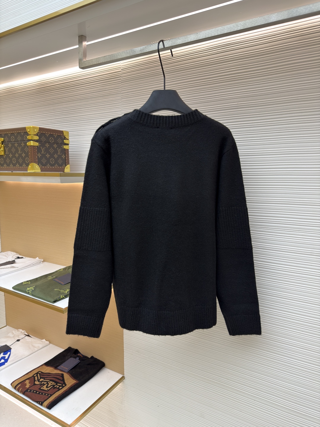 P230 Chanel 书包扣长袖毛衣
●货号：1680976-B00
●面料：百花绒镶羊毛面料
●工艺：成衣洗水制作
●版型：合身版型
●克重：约440克
●尺码：38-40-42-44-46
●描述定织百花绒镶羊毛织料 光泽自然 柔软亲肤 以深邃黑色为底色 不喧哗却自带光芒 肩部巧妙融入标志性香奈儿书包扣设计 宛如灵动的音符 为简约轮廓注入奢华灵魂 以慵懒而不失优雅的姿态 贴合身体线条 在黑色的渲染下更显沉稳内敛 自成一道优雅风景，采用接缝立体缝线 它通过在接缝处使用特定的缝纫方法 使衣物呈现出更加立体和贴合身体的效果 做工繁琐复杂，人工专机起针打钉 在钉扣起始点 精确起针 采用高质量的针线和专用缝纫机 沿预设路径 匀速缝纫 保持力度均匀 确保缝线美观，成衣洗水加软去味工艺 通过专业的洗涤设备和特定的洗涤剂 对衣物进行深度清洁和去味处理 改善衣物的手感和外观。整体走线平直细腻，面料舒适柔软，颜色一致无色差 能与同款搭配营造时尚造型，驾驭各种场合，定制辅料，三标齐全，男女同款！