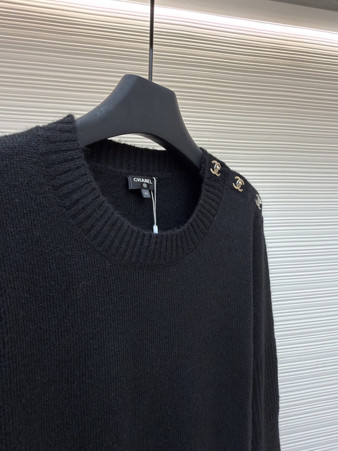 P230 Chanel 书包扣长袖毛衣
●货号：1680976-B00
●面料：百花绒镶羊毛面料
●工艺：成衣洗水制作
●版型：合身版型
●克重：约440克
●尺码：38-40-42-44-46
●描述定织百花绒镶羊毛织料 光泽自然 柔软亲肤 以深邃黑色为底色 不喧哗却自带光芒 肩部巧妙融入标志性香奈儿书包扣设计 宛如灵动的音符 为简约轮廓注入奢华灵魂 以慵懒而不失优雅的姿态 贴合身体线条 在黑色的渲染下更显沉稳内敛 自成一道优雅风景，采用接缝立体缝线 它通过在接缝处使用特定的缝纫方法 使衣物呈现出更加立体和贴合身体的效果 做工繁琐复杂，人工专机起针打钉 在钉扣起始点 精确起针 采用高质量的针线和专用缝纫机 沿预设路径 匀速缝纫 保持力度均匀 确保缝线美观，成衣洗水加软去味工艺 通过专业的洗涤设备和特定的洗涤剂 对衣物进行深度清洁和去味处理 改善衣物的手感和外观。整体走线平直细腻，面料舒适柔软，颜色一致无色差 能与同款搭配营造时尚造型，驾驭各种场合，定制辅料，三标齐全，男女同款！