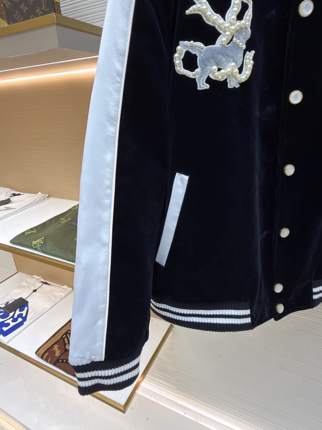 P365 LOUIS VUITTON 丝绒丹宁横须贺夹克
●原版：35500购入开发
●货号：1680974-C30
●面料：丝绒植绒面料
●工艺：洗水制作
●版型：宽松版型
●克重：约1250克
●尺码：46-48-50-52
●描述：35500购入开发，采用7*7叙纹植绒布，定制扁机罗纹，内里为人丝里布，洗水棉1000，定制1：1辅料配件，宽松版型。整体走线平直细腻，面料舒适柔软，颜色一致无色差 能与同款搭配营造时尚造型，驾驭各种场合，定制辅料，三标齐全，男女同款！