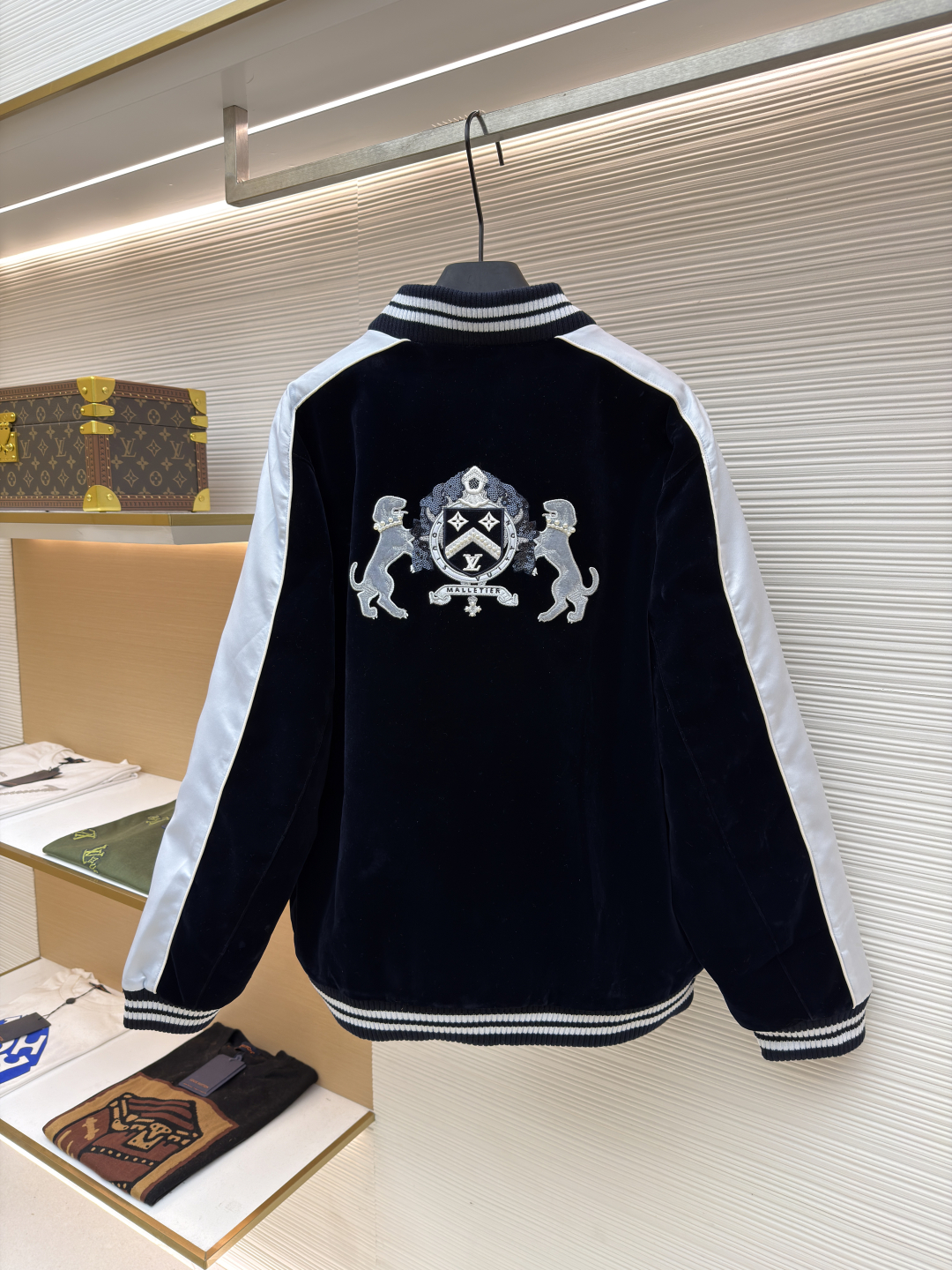 P365 LOUIS VUITTON 丝绒丹宁横须贺夹克
●原版：35500购入开发
●货号：1680974-C30
●面料：丝绒植绒面料
●工艺：洗水制作
●版型：宽松版型
●克重：约1250克
●尺码：46-48-50-52
●描述：35500购入开发，采用7*7叙纹植绒布，定制扁机罗纹，内里为人丝里布，洗水棉1000，定制1：1辅料配件，宽松版型。整体走线平直细腻，面料舒适柔软，颜色一致无色差 能与同款搭配营造时尚造型，驾驭各种场合，定制辅料，三标齐全，男女同款！